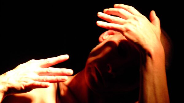 Fine Kwiatkowski tanzt "Laute Stille" im Projekttheater - Foto: Pere Pratdesala