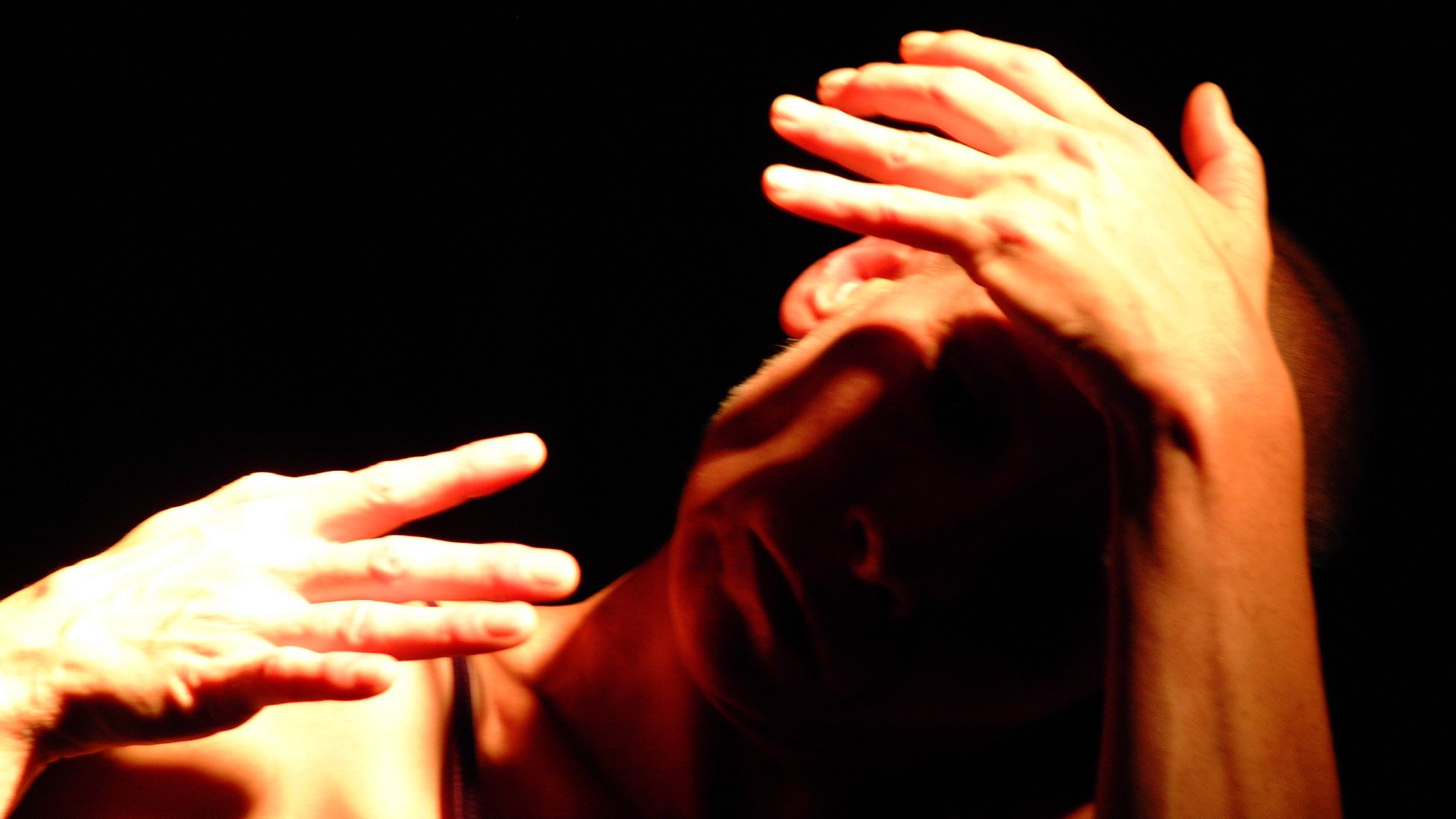 Fine Kwiatkowski tanzt "Laute Stille" im Projekttheater - Foto: Pere Pratdesala