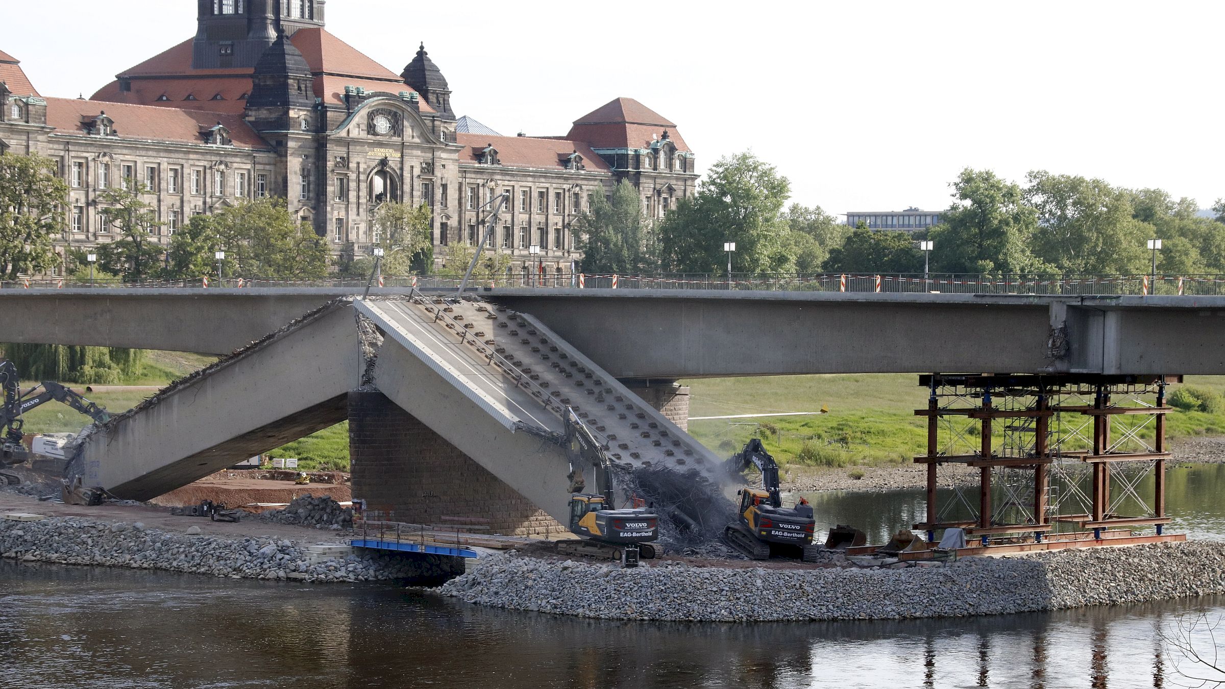 Die Züge A und B wurden abgestützt, nun konnten die Abrissarbeiten wieder aufgenommen werden. Foto: Anton Launer