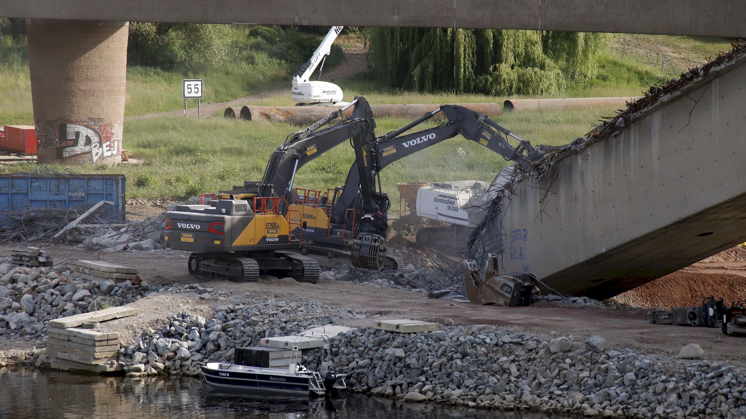 Aktuell werden die beiden schräg hängenden Brückenteile von beiden Seiten abgetragen.  Foto: Anton Launer