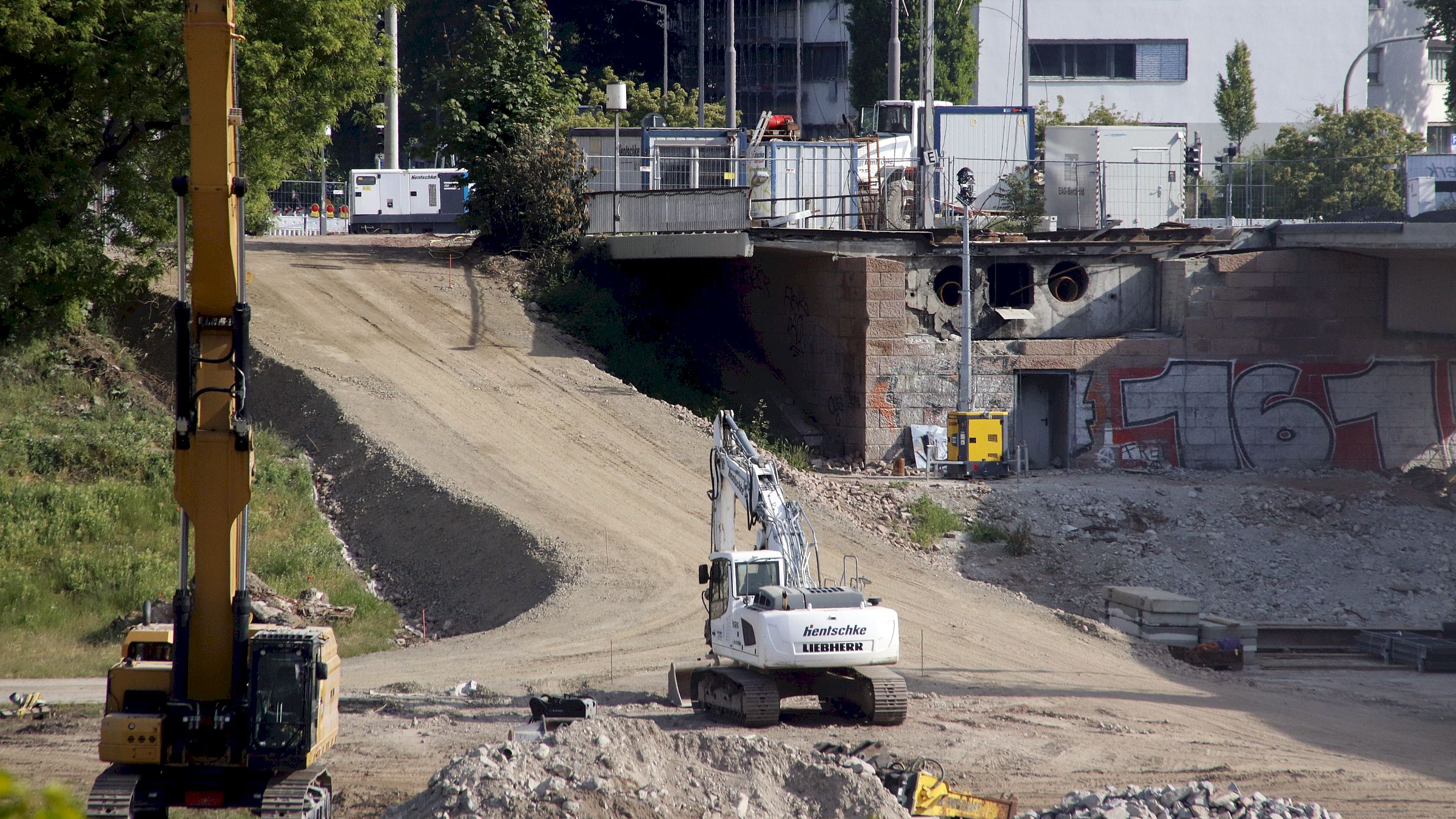 Parallel zur Carolabrücke ist eine Baustraße entstanden. Möglicherweise könnte die später auch als Zufahrt zu den Filmnächten dienen. Foto: Anton Launer