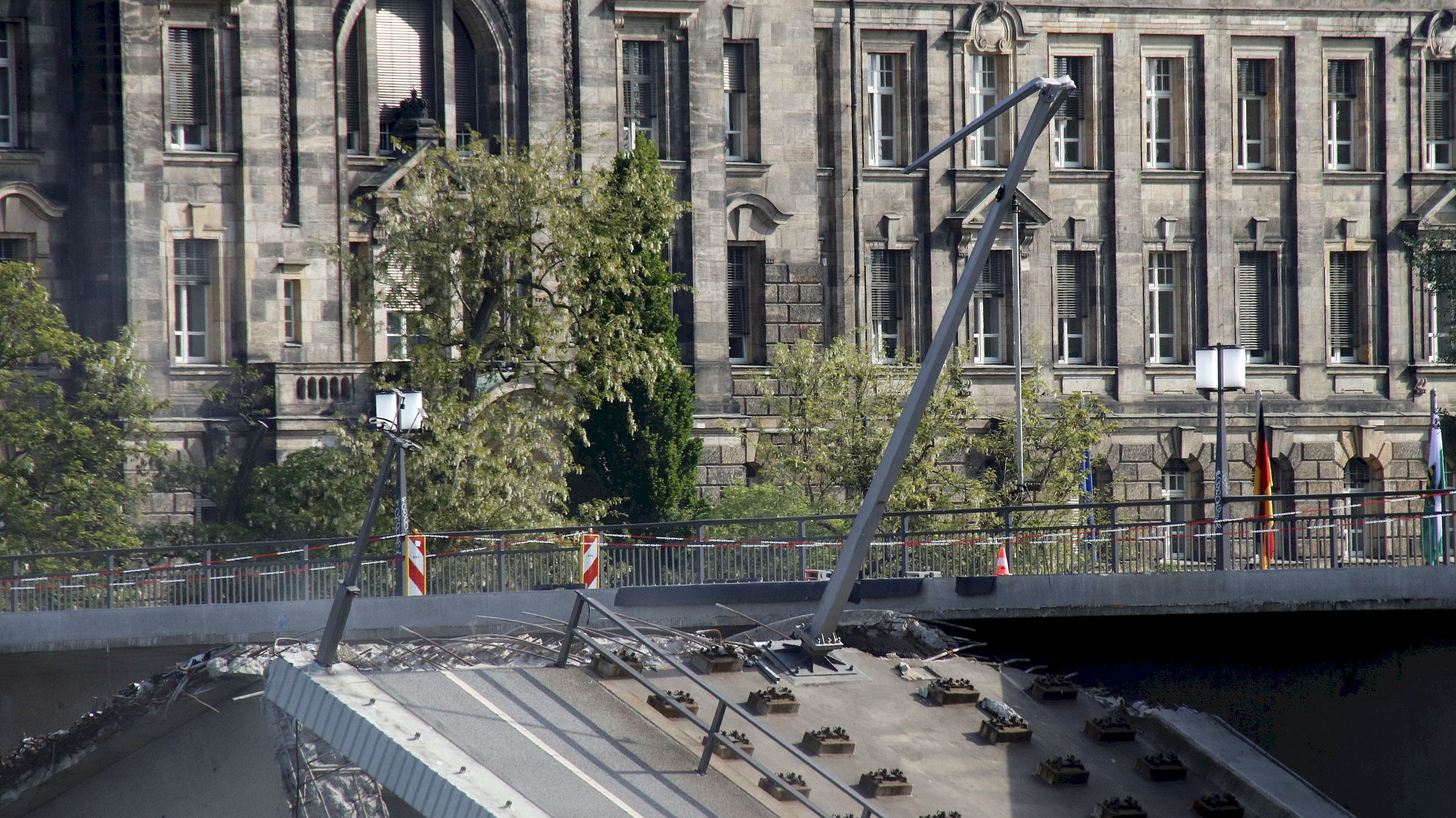 Die Beleuchtung und die Geländer auf den Zügen A und B sollen demontiert werden. Foto: Anton Launer