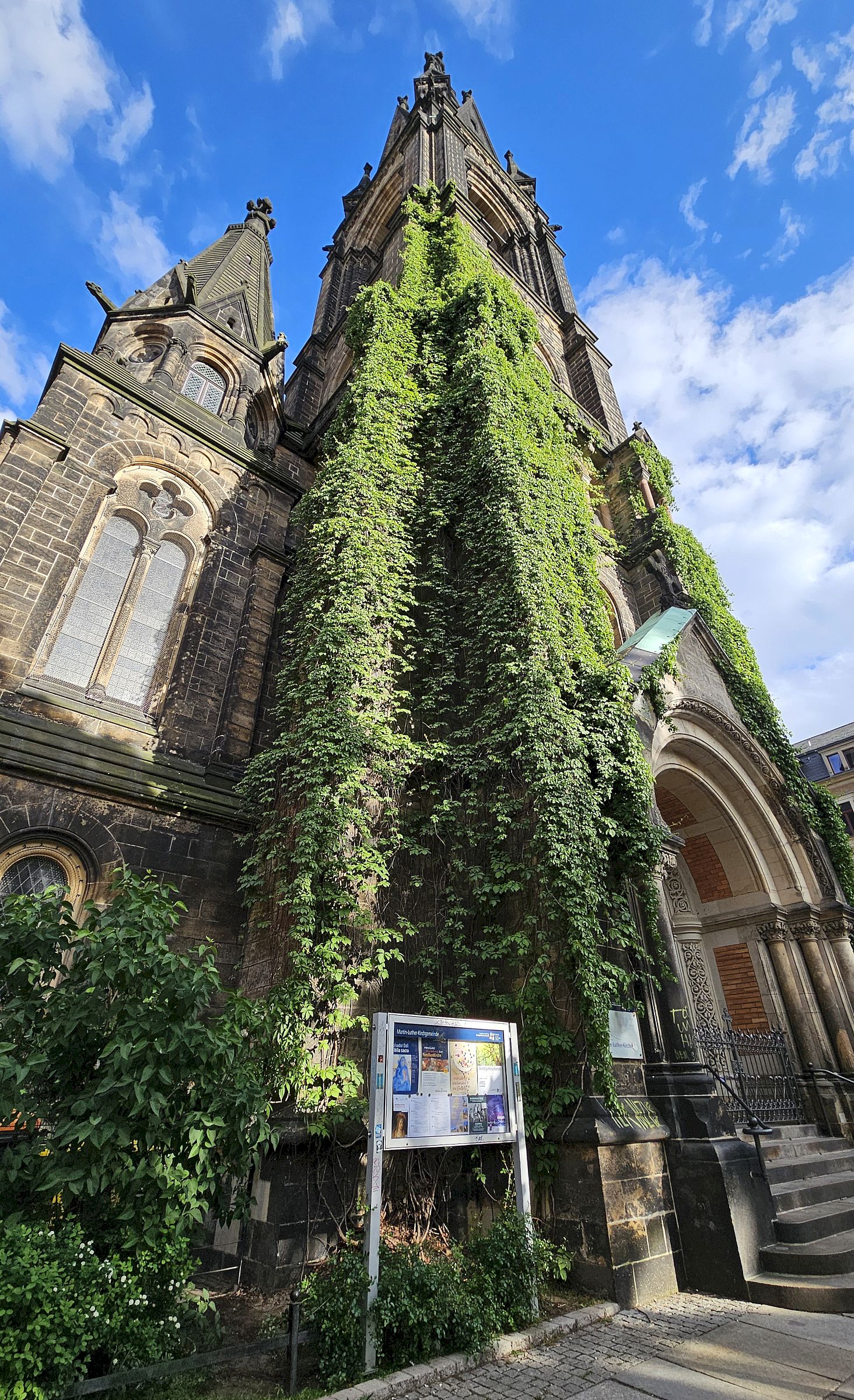Martin-Luther-Kirchturm von unten. Foto: Anton Launer
