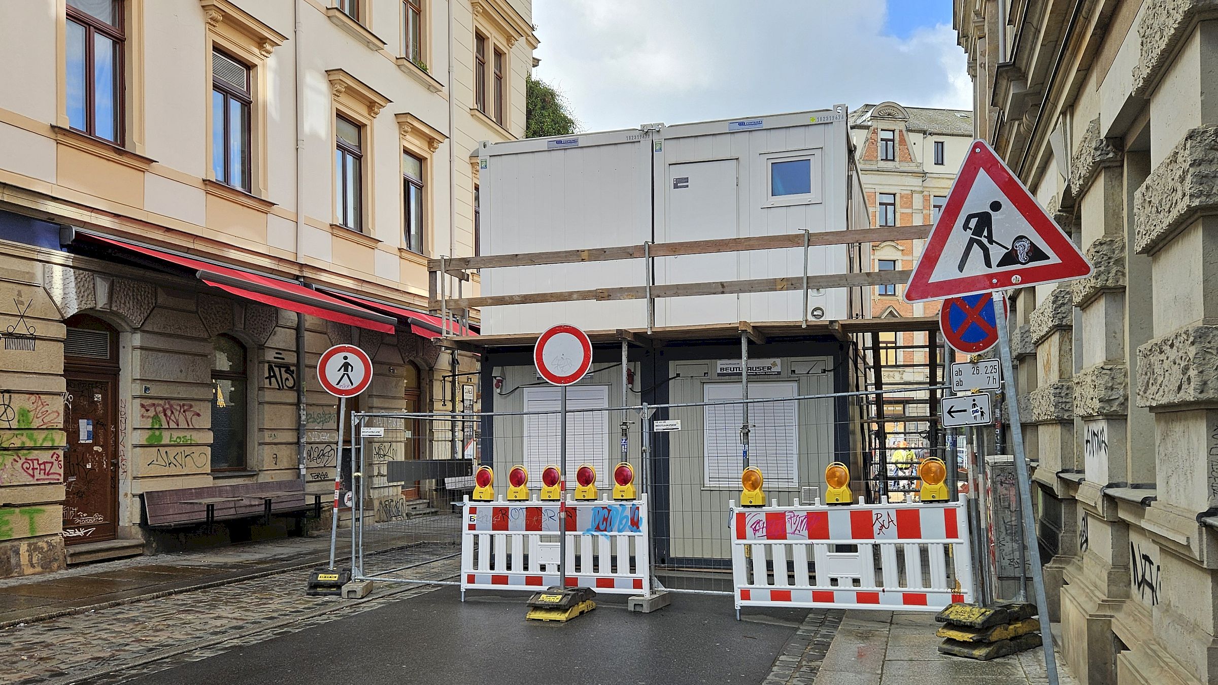 Schilderwald an der Pulsnitzer Straße. Der Fußweg kann aber noch benutzt werden. Foto: Anton Launer