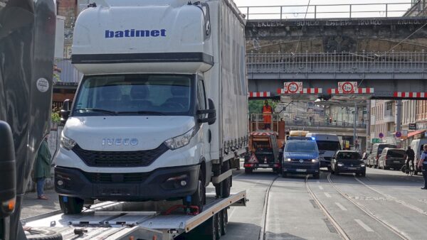 Der Kleintransporter auf dem Anhänger war zu hoch. Der Bischofsweg war für mehrere Stunden blockiert. Foto: Roland Halkasch
