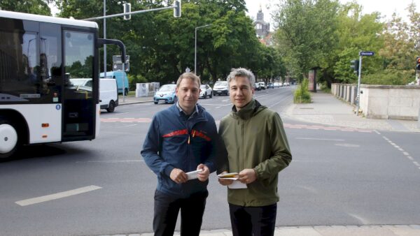 Der kommissarische Abteilungsleiter Verkehrssteuerung, Paul Herrmann und Baubürgermeister Stephan Kühn (Grüne) stellten die neue Verkehrsführung am Rosa-Luxemburg-Platz vor. Foto: Anton Launer