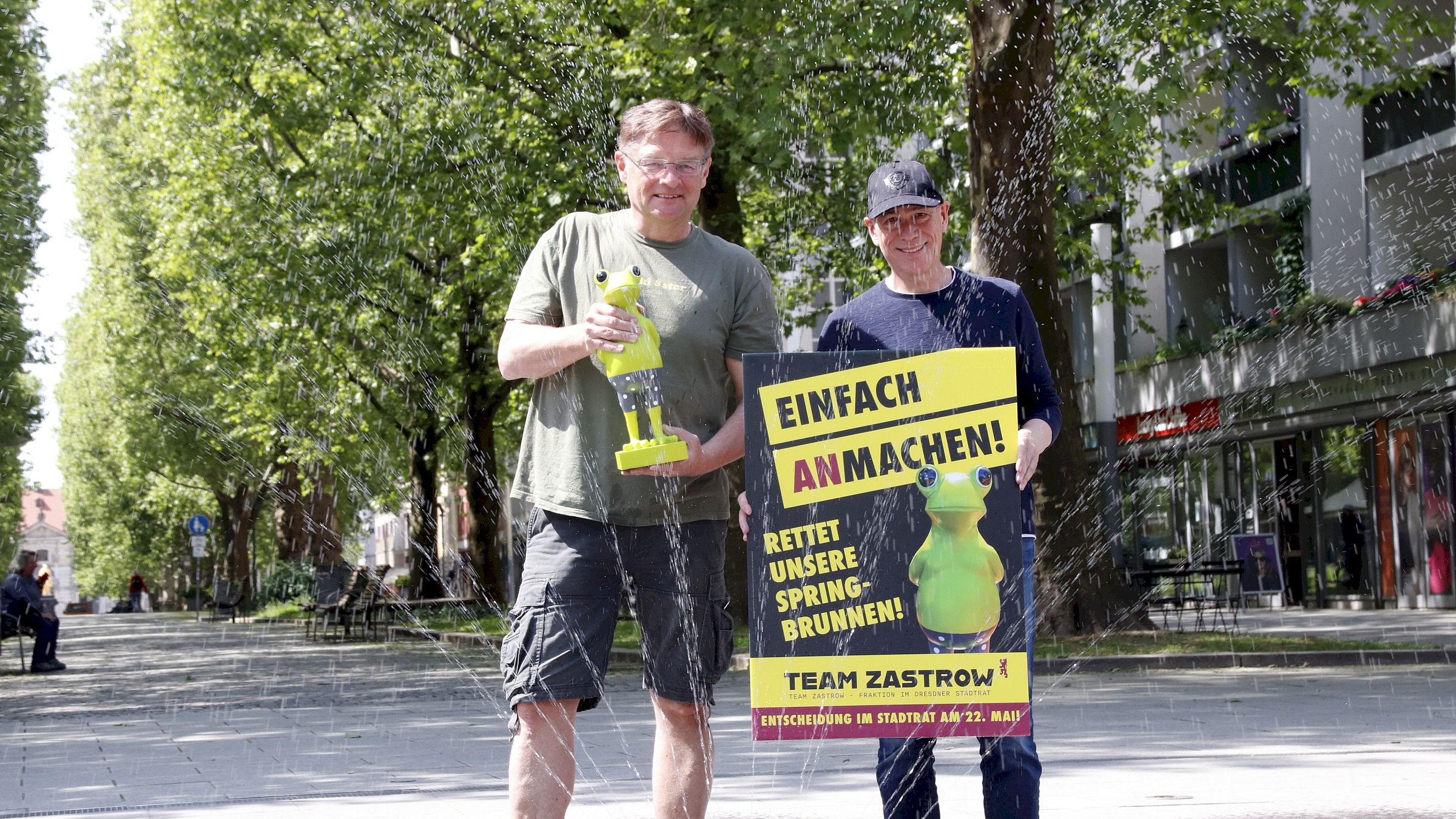 Einfach (an)machen - Holger Zastrow stellte einen Sprenkler auf den Jorge-Gomondai-Platz - Foto: Anton Launer