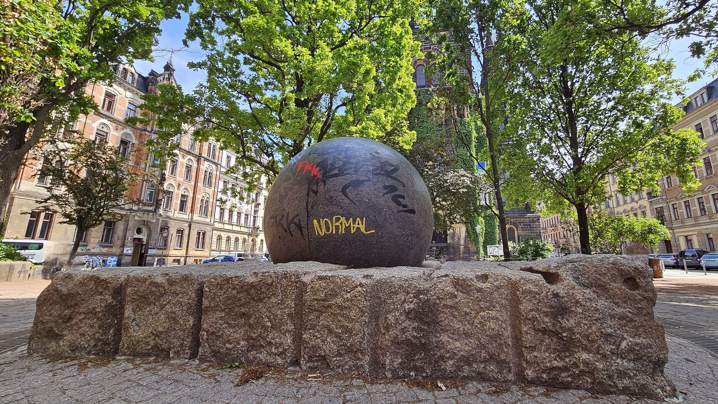 Muss erst repariert werden - der Kugelbrunnen am Martin-Luther-Platz - Foto: Anton Launer