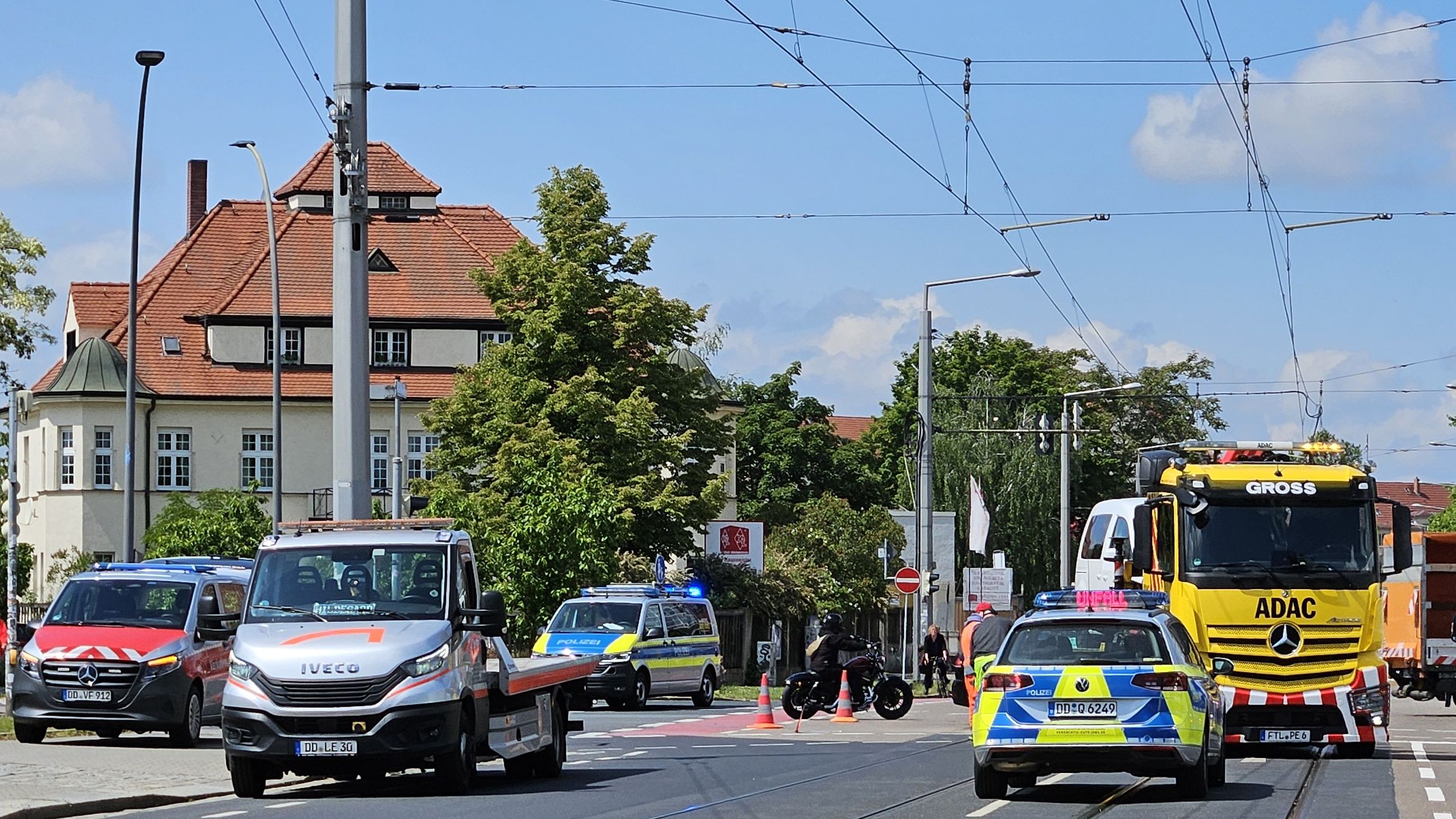 Rund um die Kreuzung Hansa-, Fritz-Reuter-Straße staute sich in den Mittagsstunden der Verkehr. Straßenbahnen mussten umgeleitet werden. Foto: Anton Launer