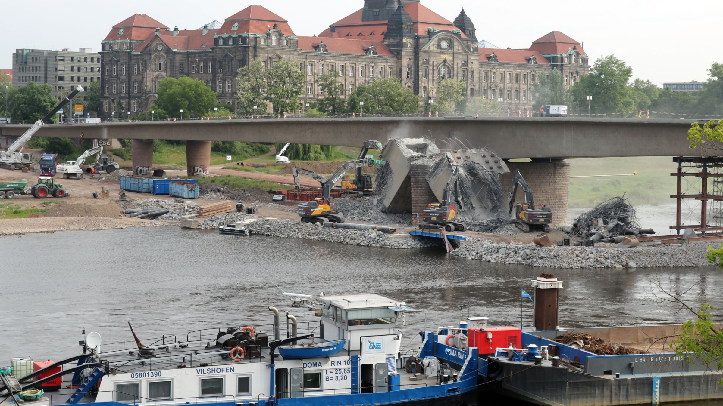 Mit vier Baggern gleichzeitig trägt die Hentschke Bau den Brückenzug C ab. Foto: Stadtverwaltung Dresden