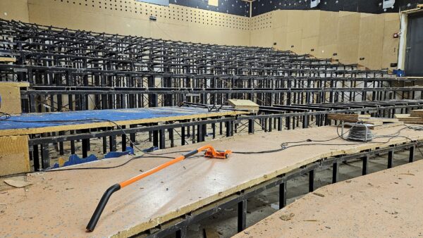 Wenn ein Kinosaal zur Muckibude wird, muss jede Menge umgebaut werden. Foto: Anton Launer