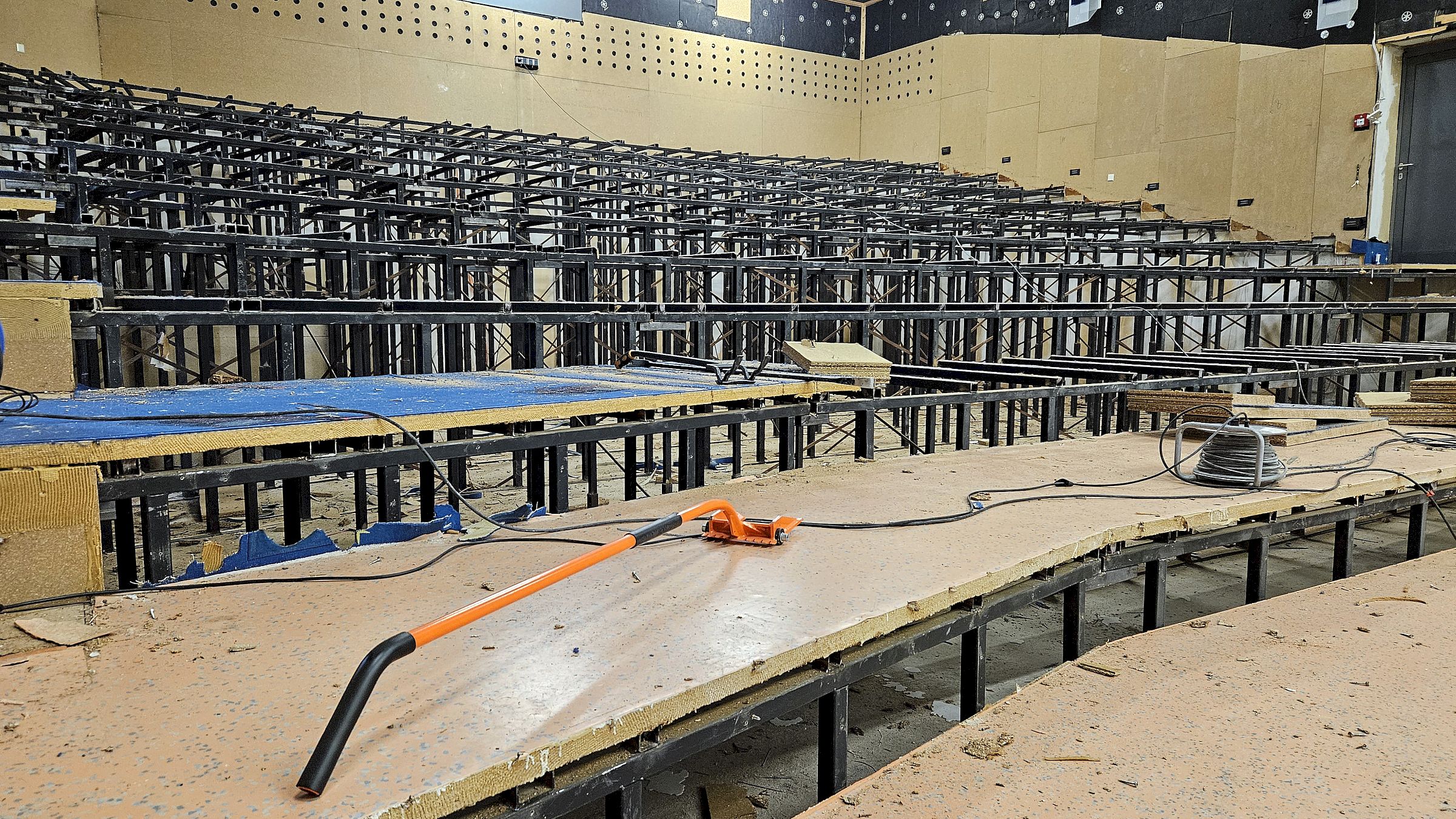 Wenn ein Kinosaal zur Muckibude wird, muss jede Menge umgebaut werden. Foto: Anton Launer