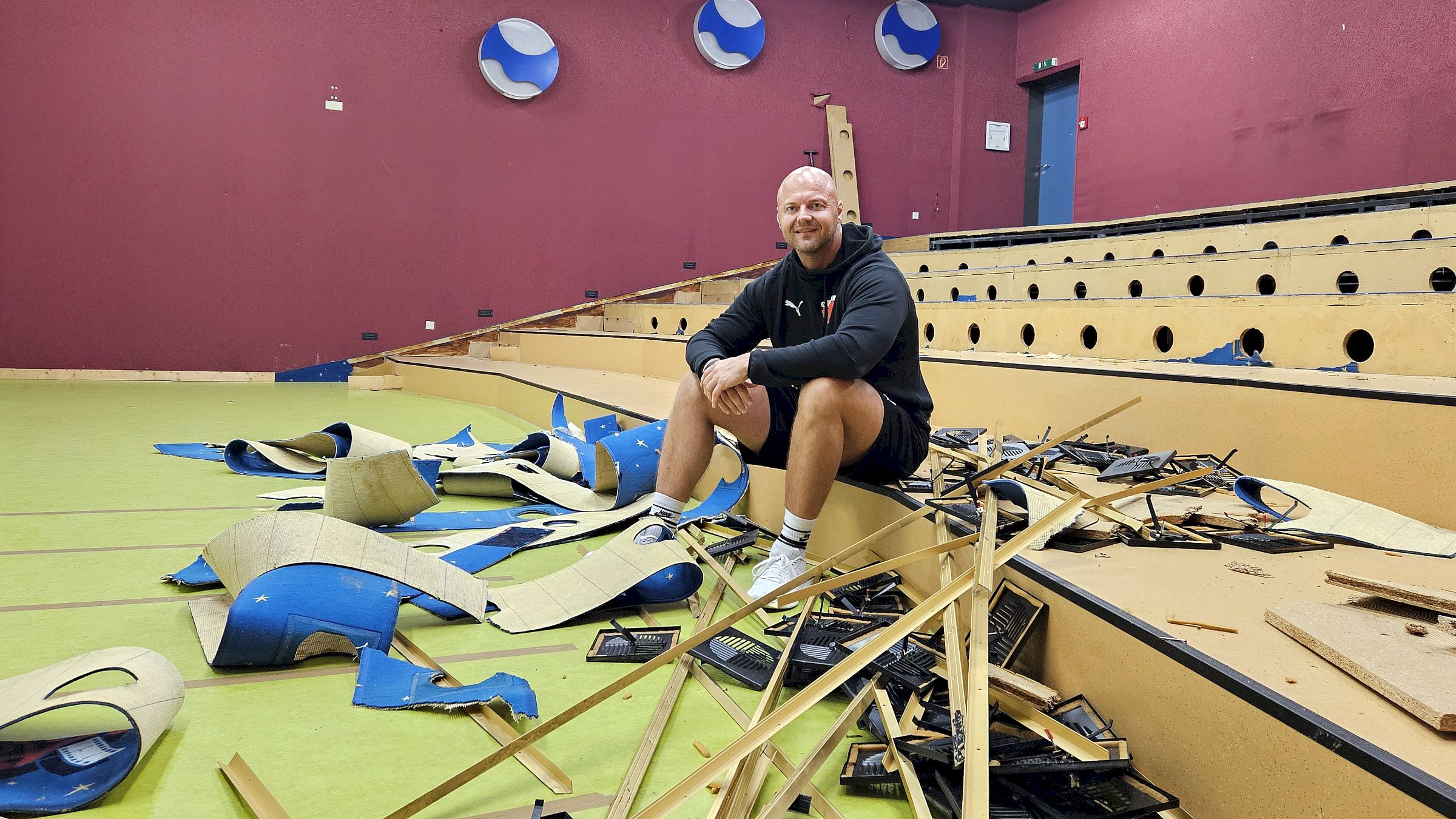 Noch ist jede Menge zu räumen und umzubauen. Fitness-Studio-Chef Stefan Lasch in einem der alten Kinosäle. Foto: Anton Launer