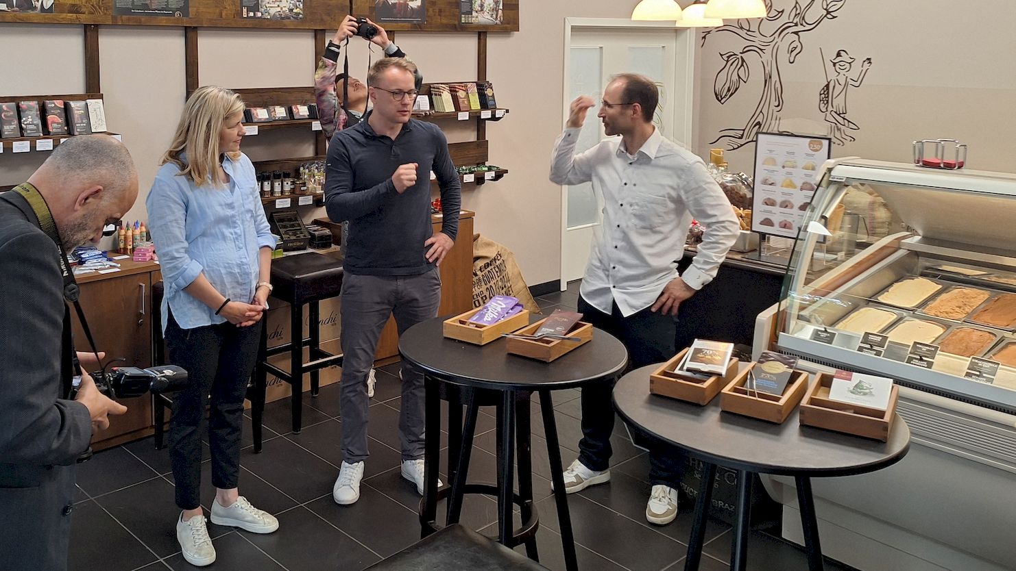 Ivo Schaffer erklärt lustvoll, worauf es bei der Produktion von Schokolade und Eis ankommt.