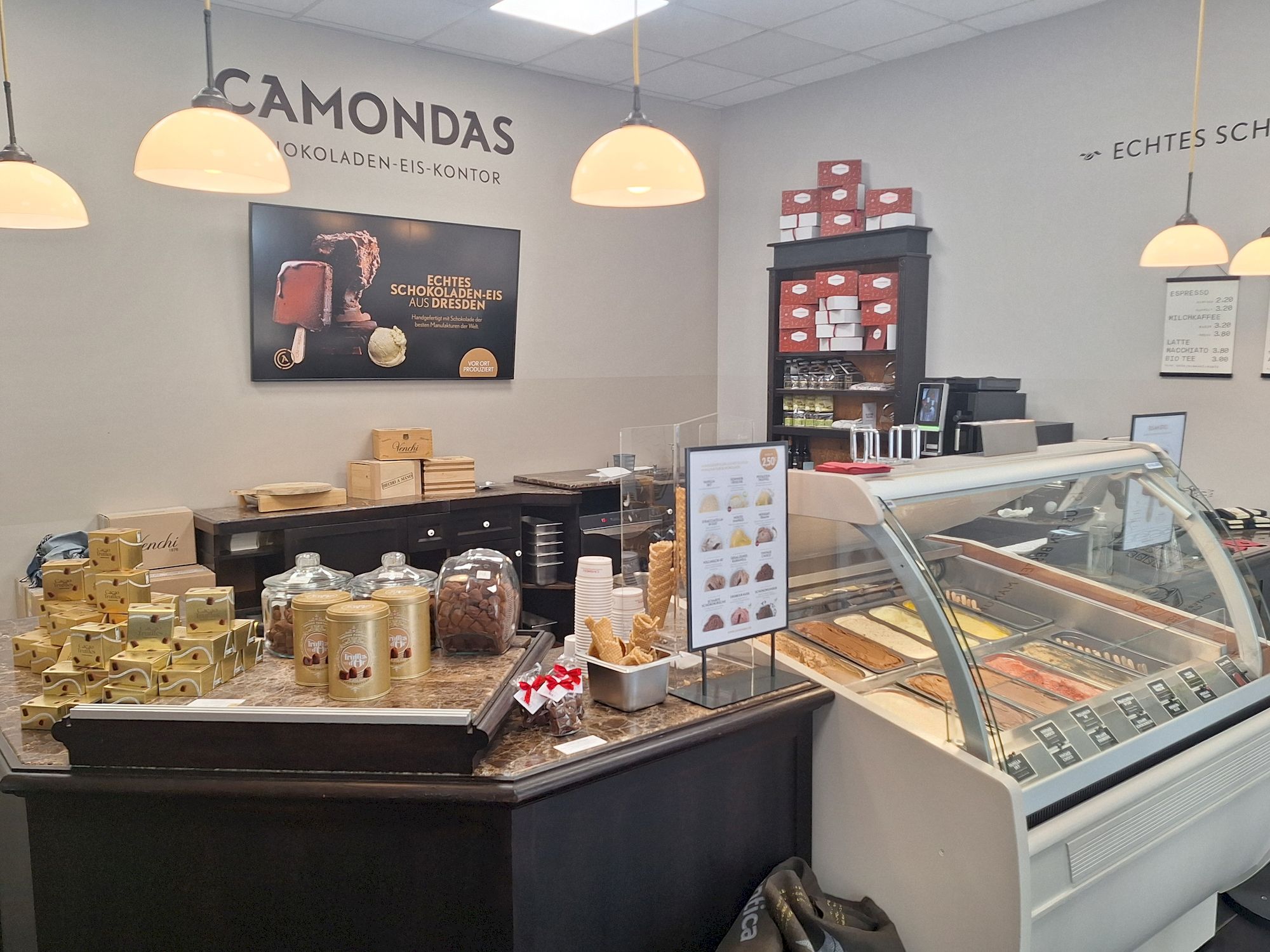 Schokokreationen und Eiscreme von CAMONDAS ab sofort in der Bautzner Straße.