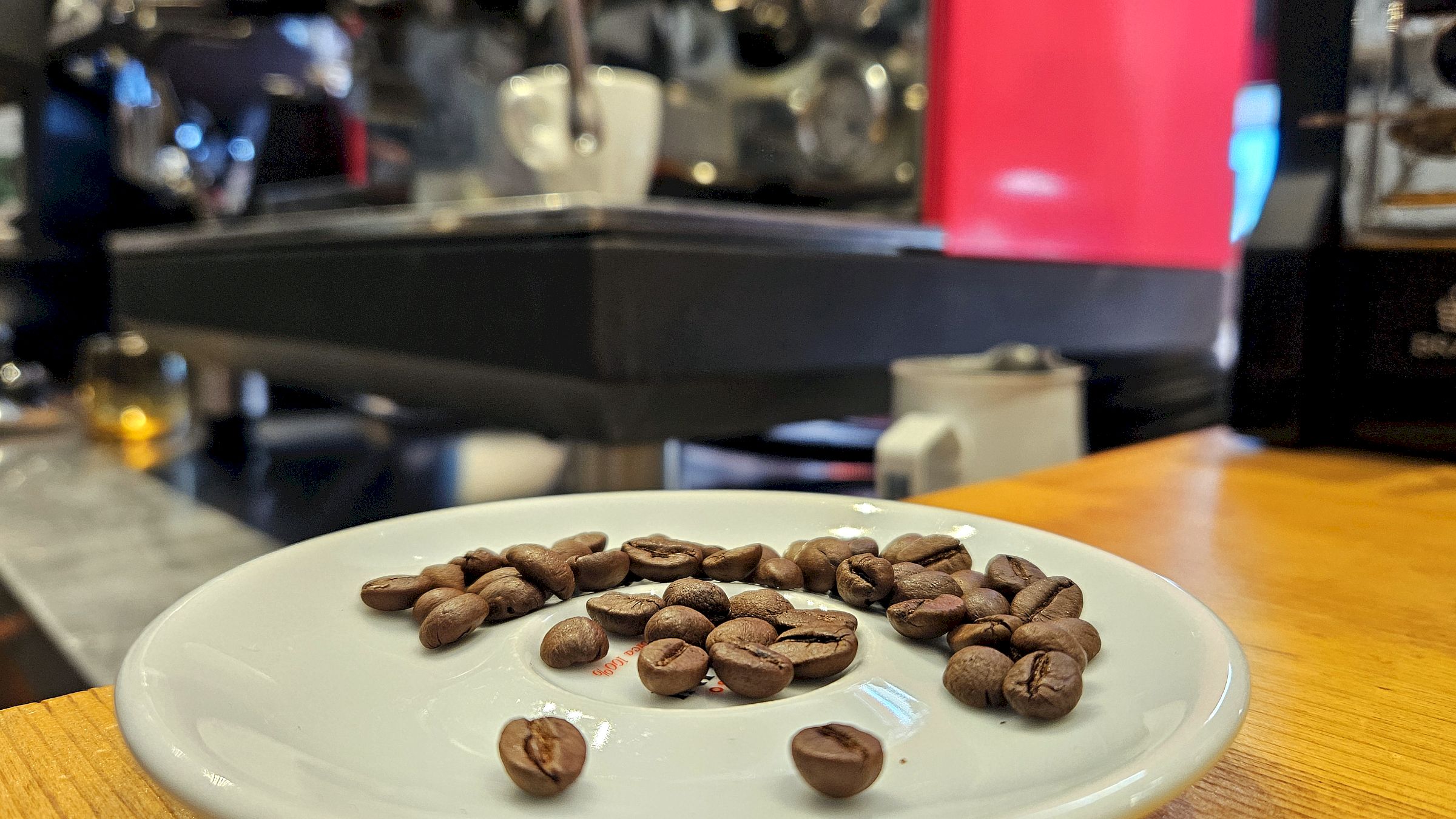Auf die Bohne kommt es an. Blümchenkaffee gibt's nicht bei Khalid. Foto: Anton Launer