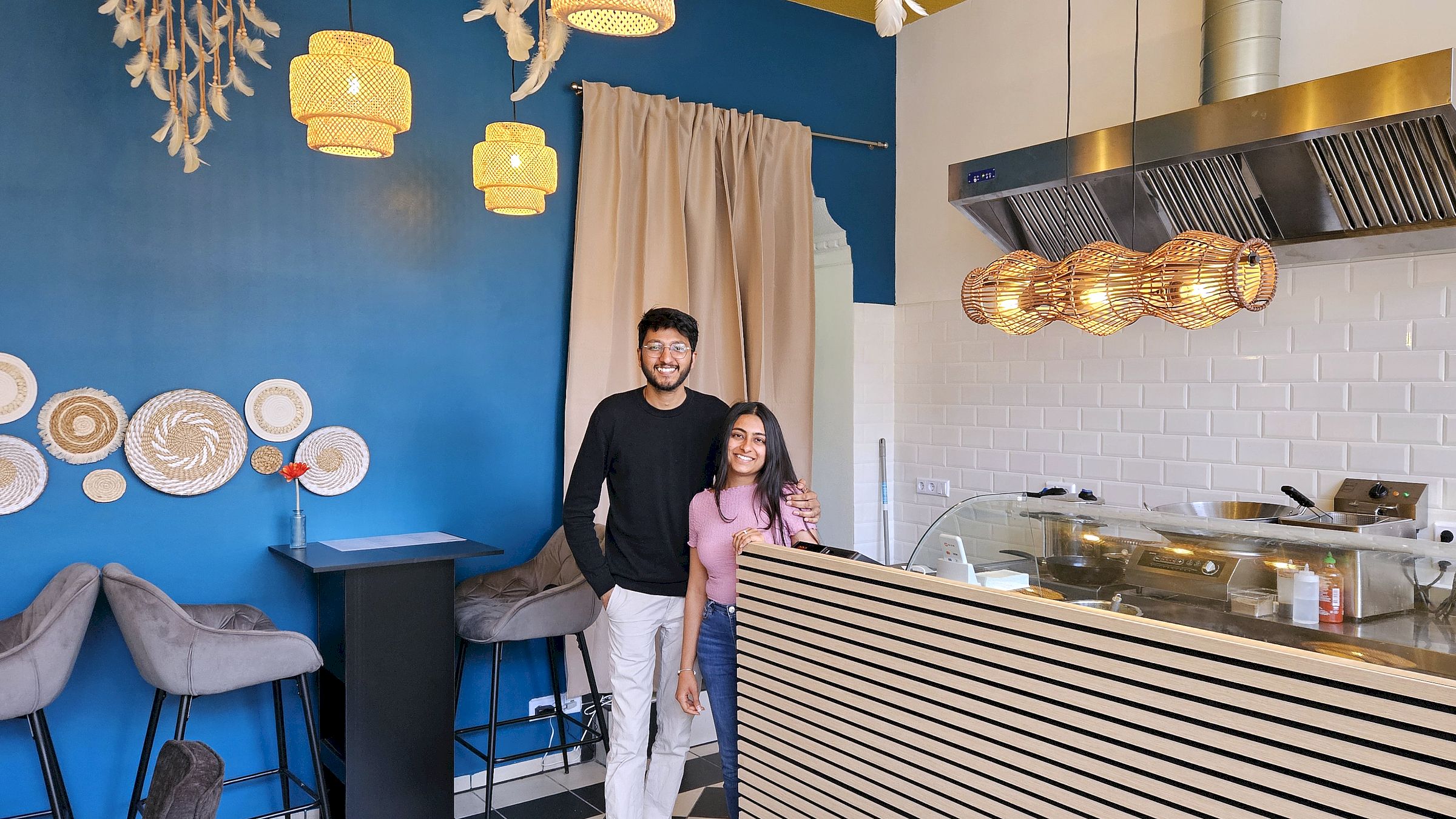 Riya Damani und Saj Padhiar haben das Yummy Tummy auf der Bautzner Straße eröffnet. Foto: Anton Launer