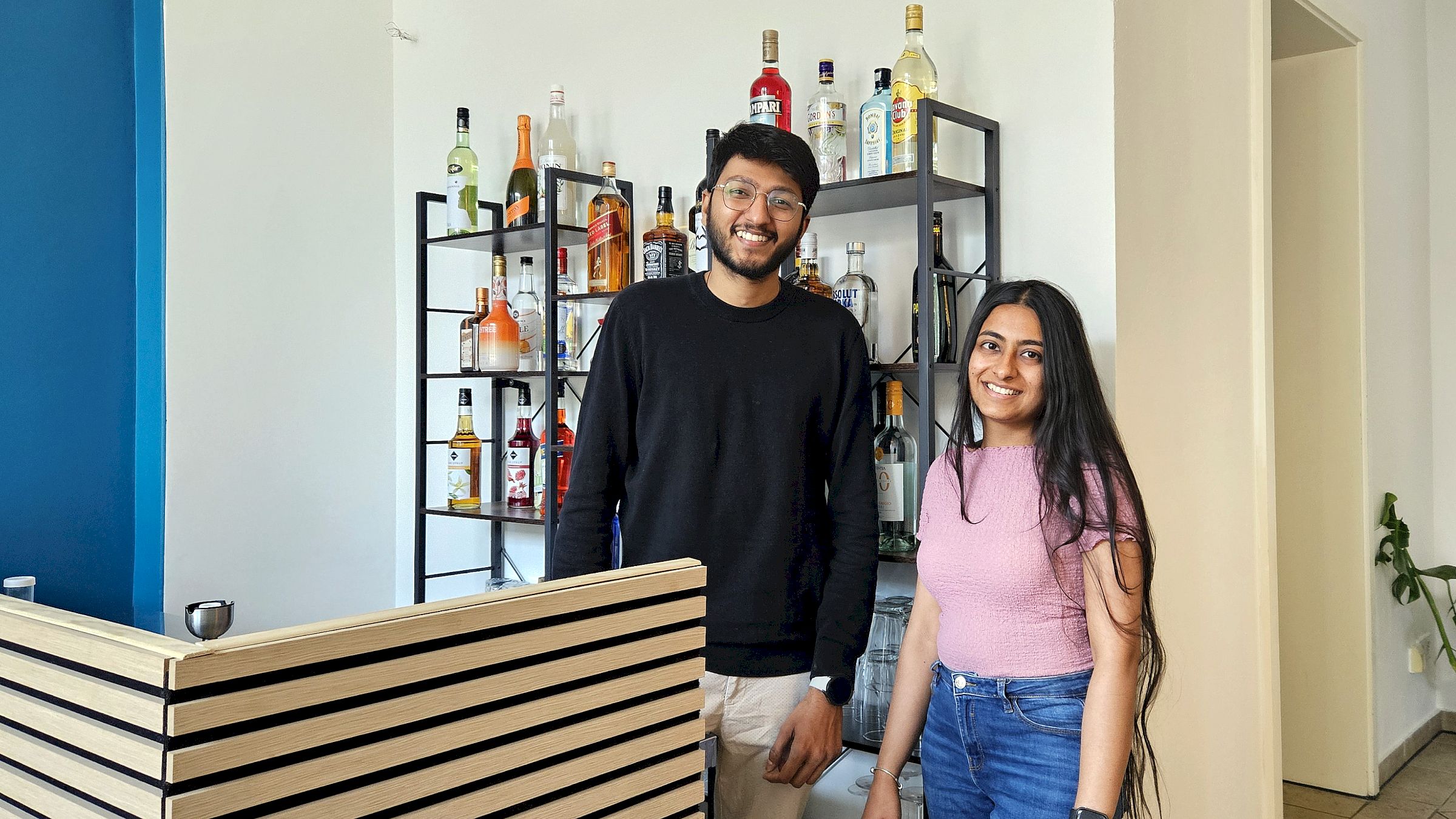 Riya Damani und Saj Padhiar haben das Yummy Tummy auf der Bautzner Straße eröffnet. Foto: Anton Launer