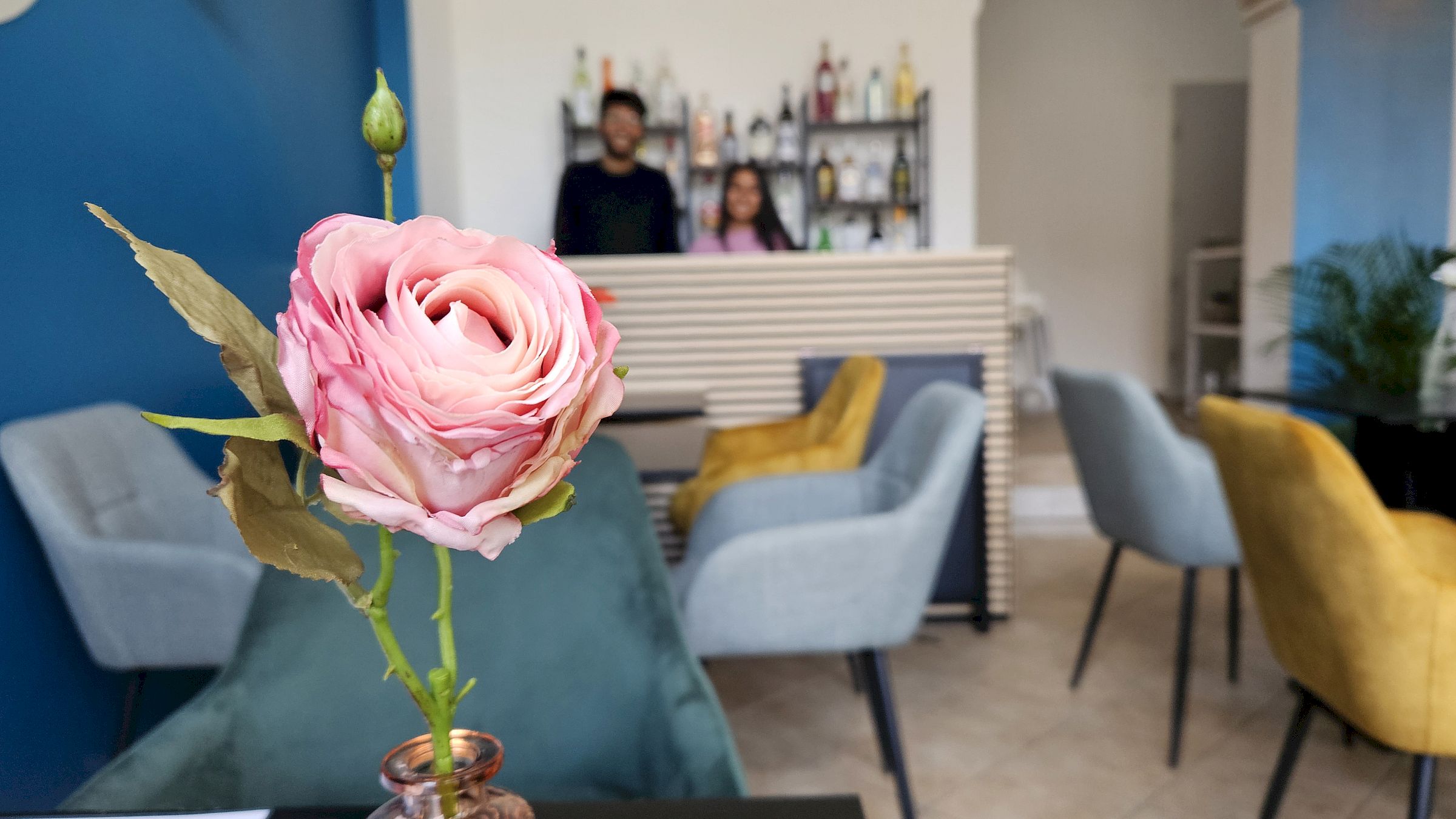 Das Restaurant besteht aus zwei Räumen, im zweiten gibt es eine kleine Bar für Cocktails und Mocktails. Foto: Anton Launer