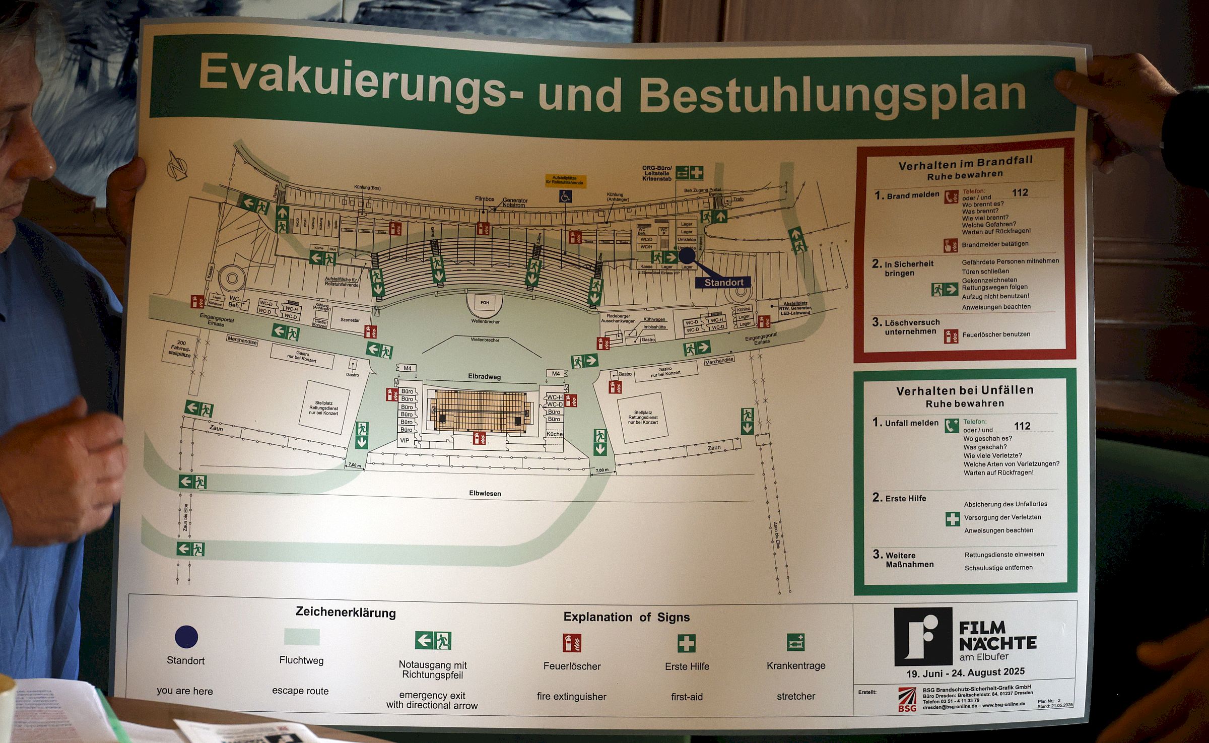 Der Flucht- und Rettungswegeplan wird an jedem Eingang des Geländes ausgehängt. Foto: Florian Varga