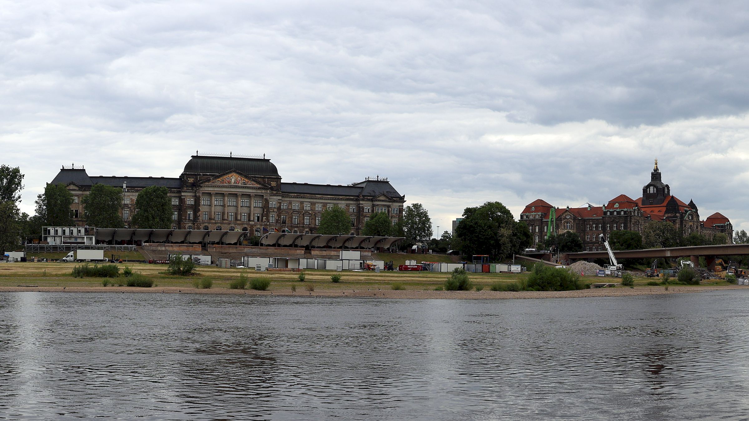 Filmnächte neben der Brückenruine. Foto: Florian Varga