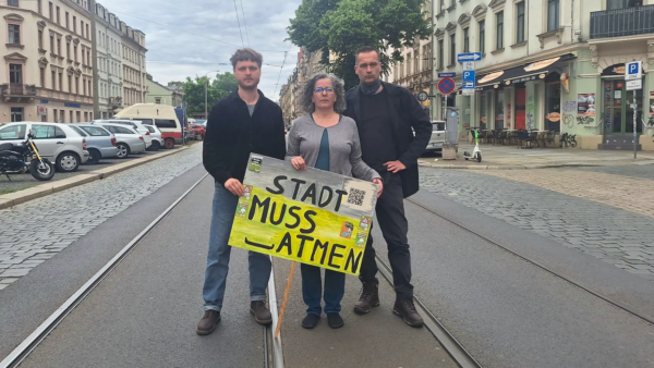 Performance fürs Verweilen unter Lebensgefahr: Johannes Kristensen, Jenny Keck und Martin Schulte-Wissermann von der Bürgerinitiative "StadtMussAtmen" AUF der Königsbrücker Straße. Foto: Jakub Gawlik