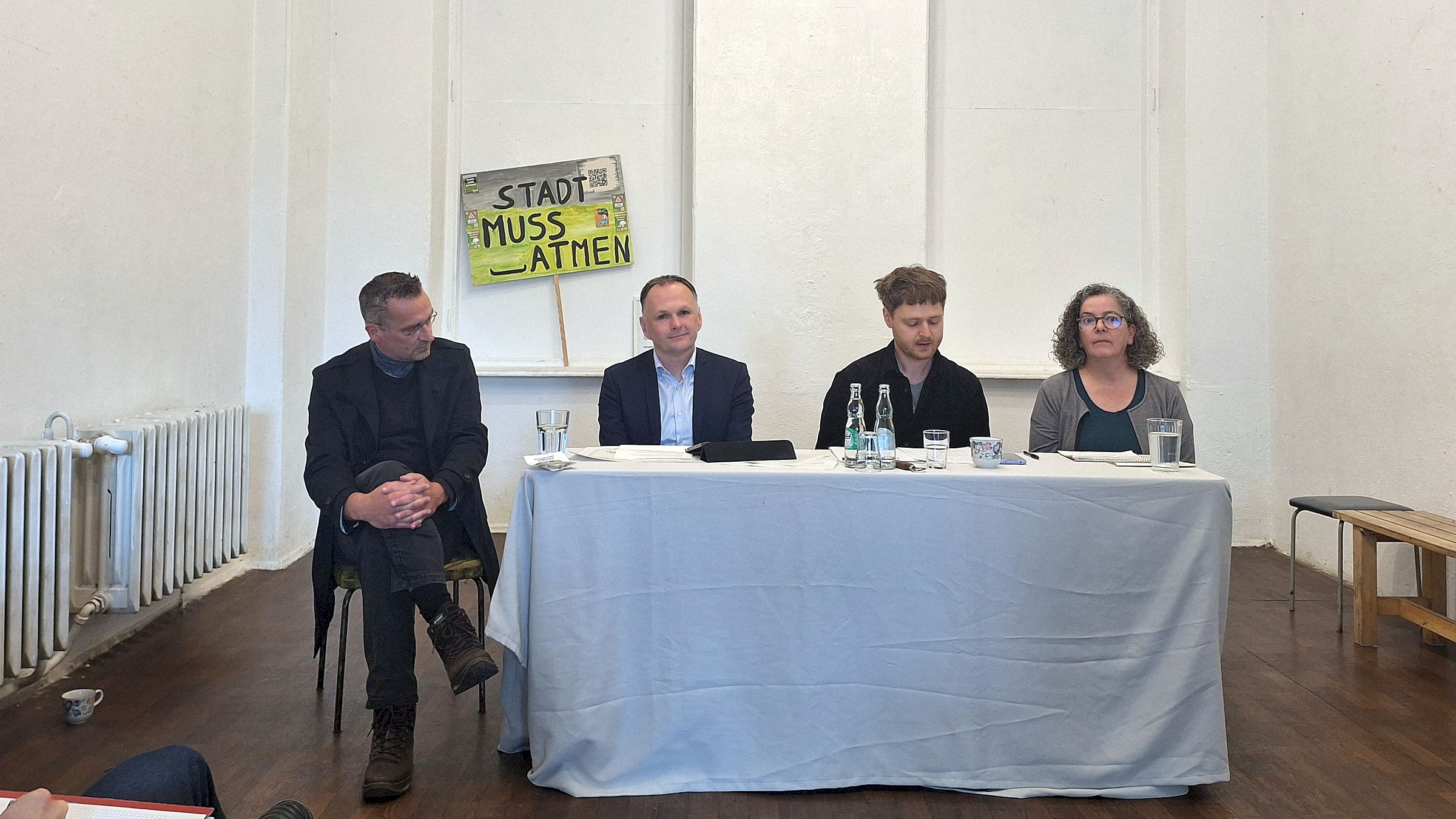 Neustädter Initiative meets juristische Hilfe: Podium im Hole of Fame anlässlich des blockierten Bürgerforums. Foto: Jakub Gawlik