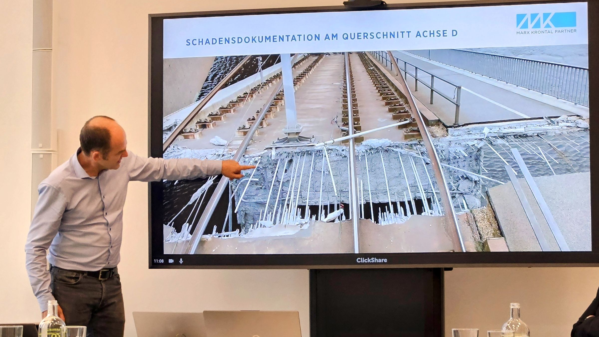 Über dem Strompfeiler D brach der Kragarm ab, im Bild auch zu sehen die Vielzahl der gerissenen Spannglieder. Foto: Anton Launer