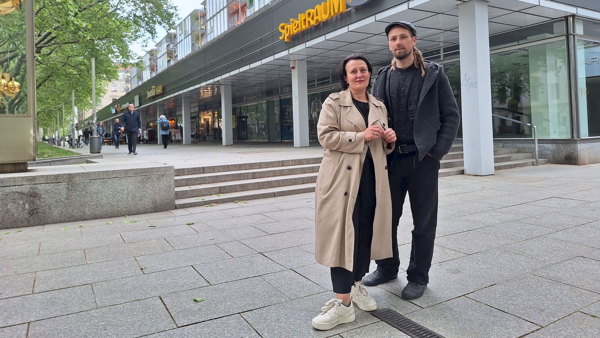 Barbara Oehlke und Alabaster Becher vor dem zukünftigen Ausstellungsraum.