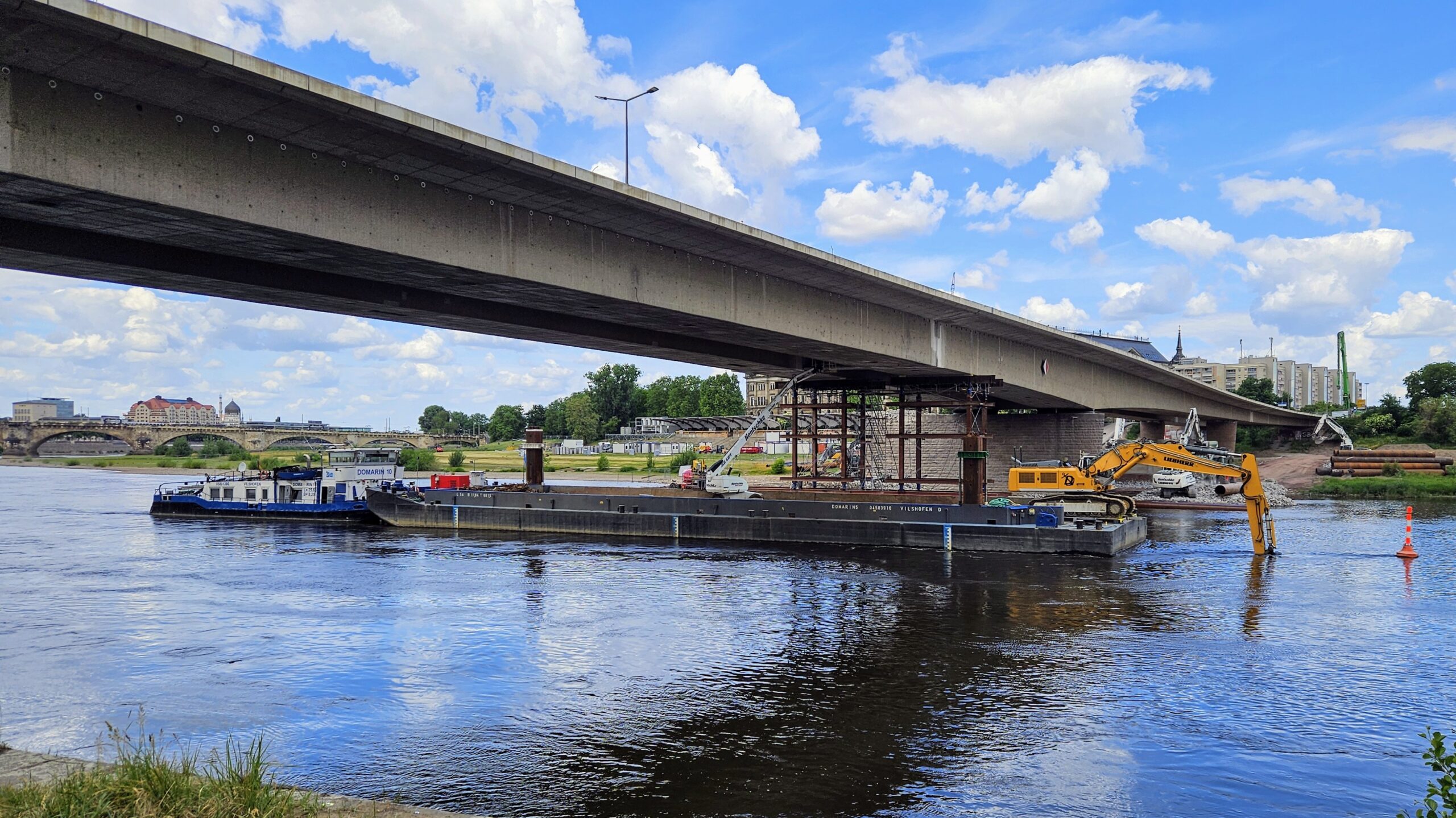 Die alte Carolabrücke wird derzeit abgerissen. Foto: Anton Launer