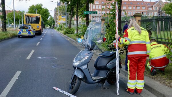 Polizei und Unfallforschung sichern Spuren nach Kollision zwischen Motorroller und Bus. - Foto: Roland Halkasch