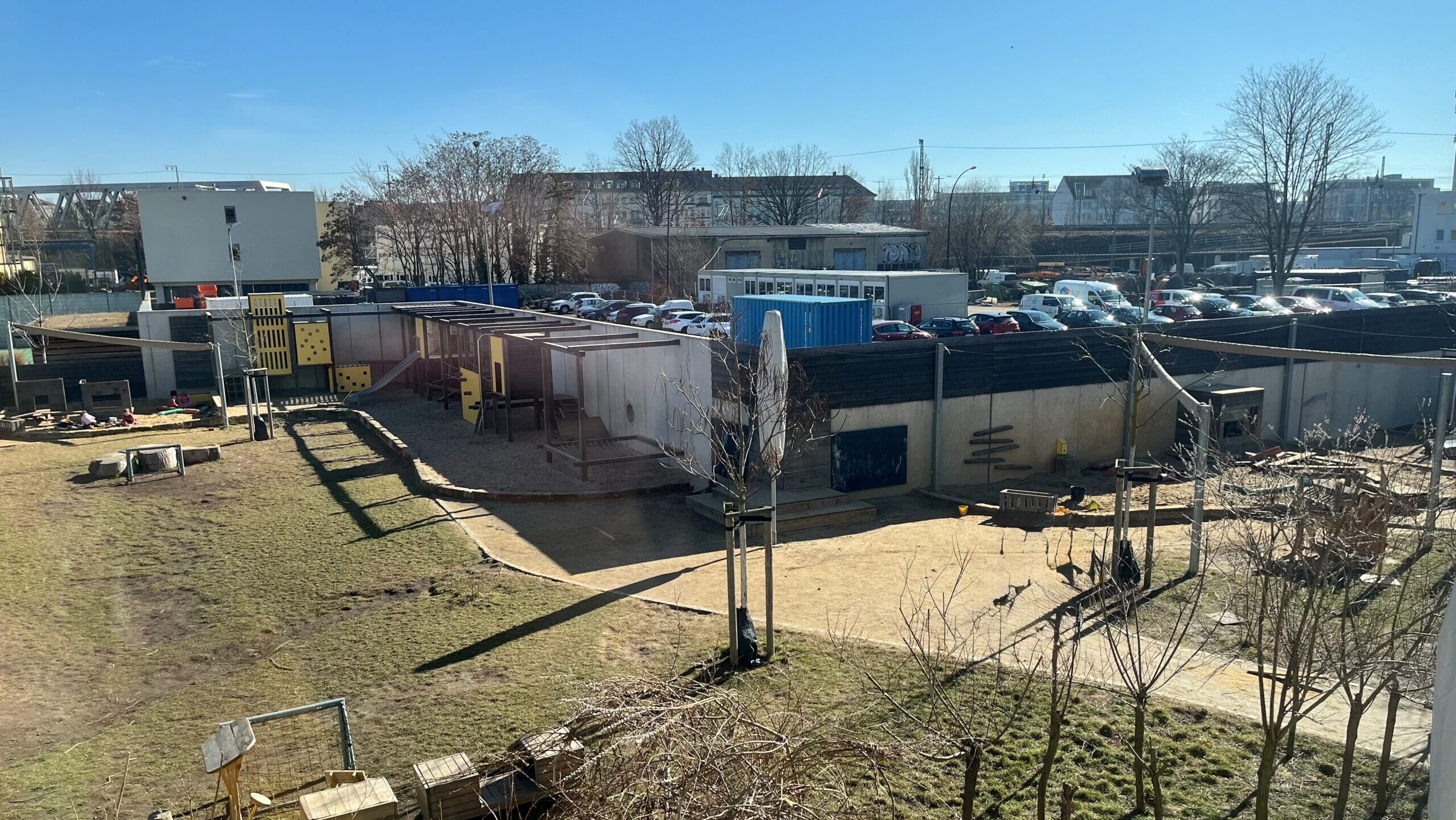 Die graue Lärmschutzwand bei Kita in der Neustadt soll bemalt werden. Foto: Integrative Kindertageseinrichtung „Marta“