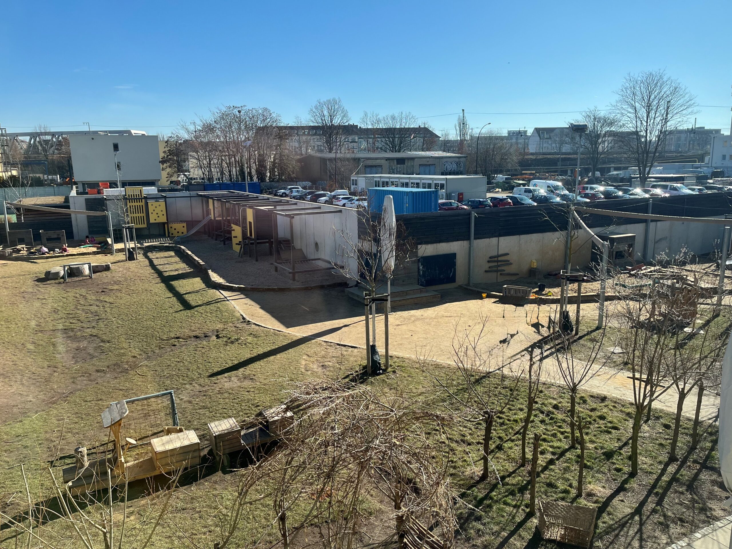 Die graue Lärmschutzwand bei Kita in der Neustadt soll bemalt werden. Foto: Integrative Kindertageseinrichtung „Marta“