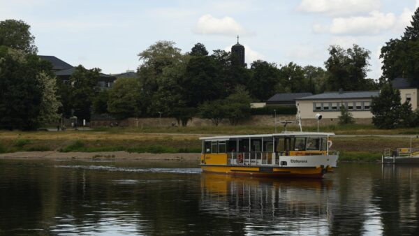 Fähre "Elbflorenz" auf dem Weg in die Johannstadt. Foto: Florian Varga