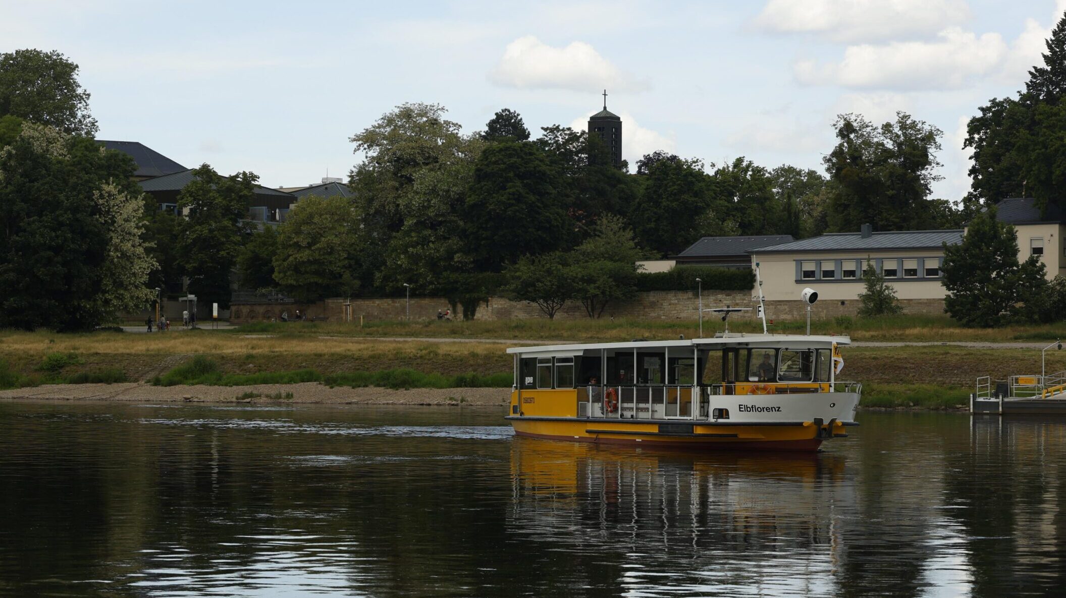 Fähre "Elbflorenz" auf dem Weg in die Johannstadt. Foto: Florian Varga