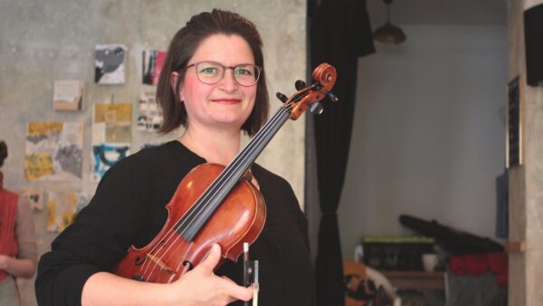 Arina Peter bietet Krabbelkonzerte für Babys und Kleinkinder an, in der Neustadt aber auch darüber hinaus. (Foto: Victor Franke)