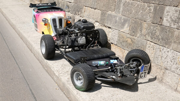 Bei dem Mini-Hot-Rod musste der Aufbau entfernt werden. Foto: Roland Halkasch