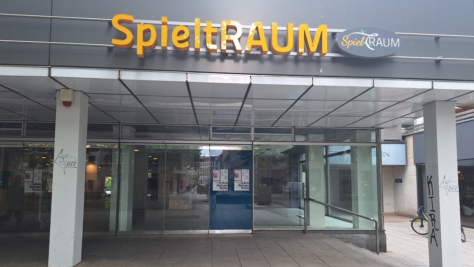 Vonovia sei Dank: Ehemals Möbelladen, nun Pop-up Galerie.