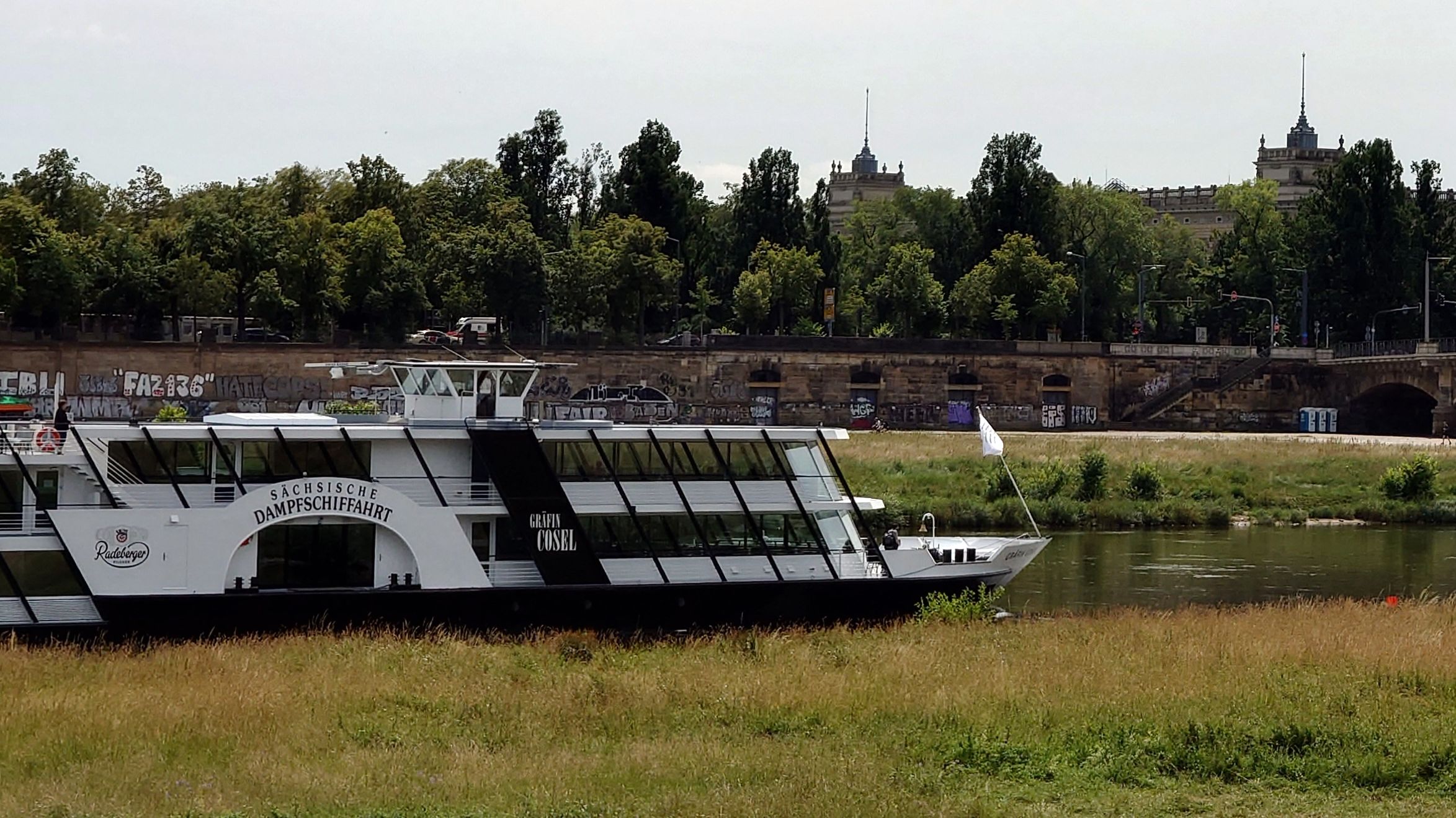Salonschiff der Weißen Flotte auf dem Rückweg von Pillnitz. Foto: Archiv Anton Launer