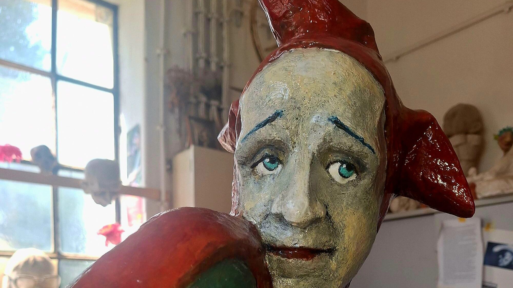Nahaufnahmen eines Schelms (aus einer Kneipe in Halle): Die Farben sind überarbeitet, die Plastik schimmert wieder.