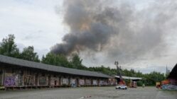 Brand am Alten Leipziger Bahnhof Am Alten Leipziger Bahnhof brennt eine Baracke. Foto: Roland Halkasch