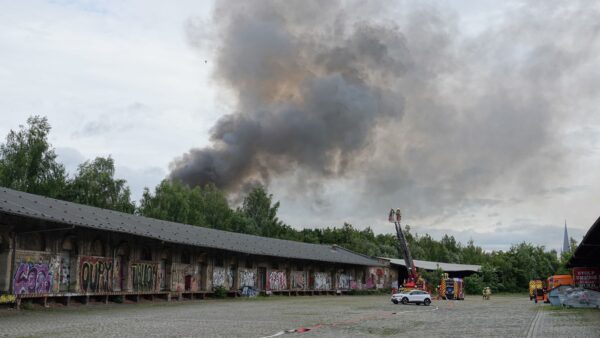 Am Alten Leipziger Bahnhof brennt eine Baracke. Foto: Roland Halkasch