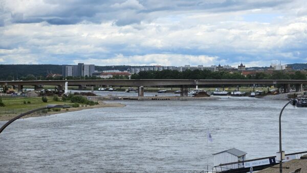 Carolabrücke mit Baustraße - Foto: Anton Launer