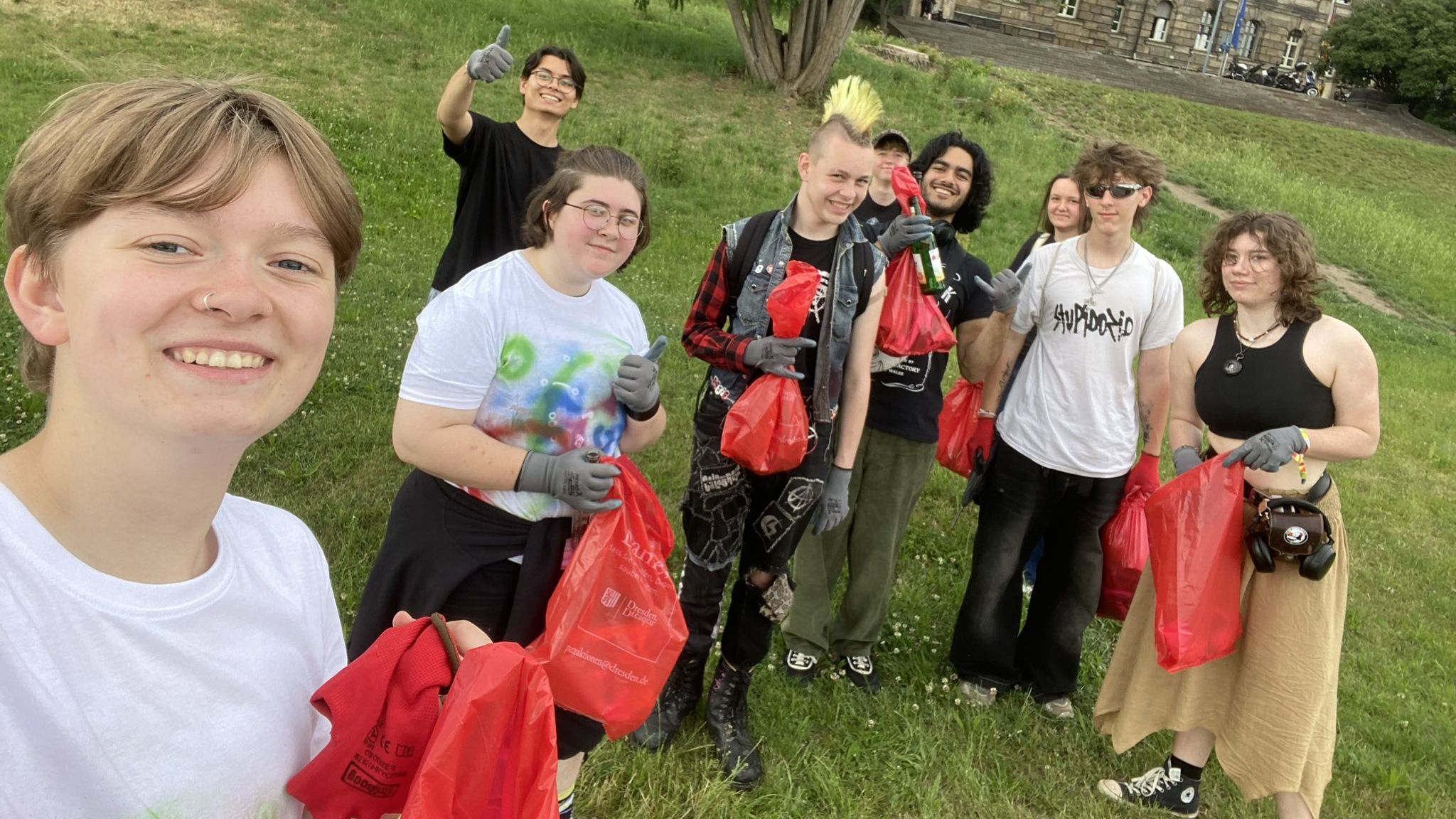 Bevor auf dem Alaunplatz gefeiert wurde, haben die Freiwilligen am Elbufer Müll eingesammelt. Foto: Fachstelle Freiwilligendienste Sachsen