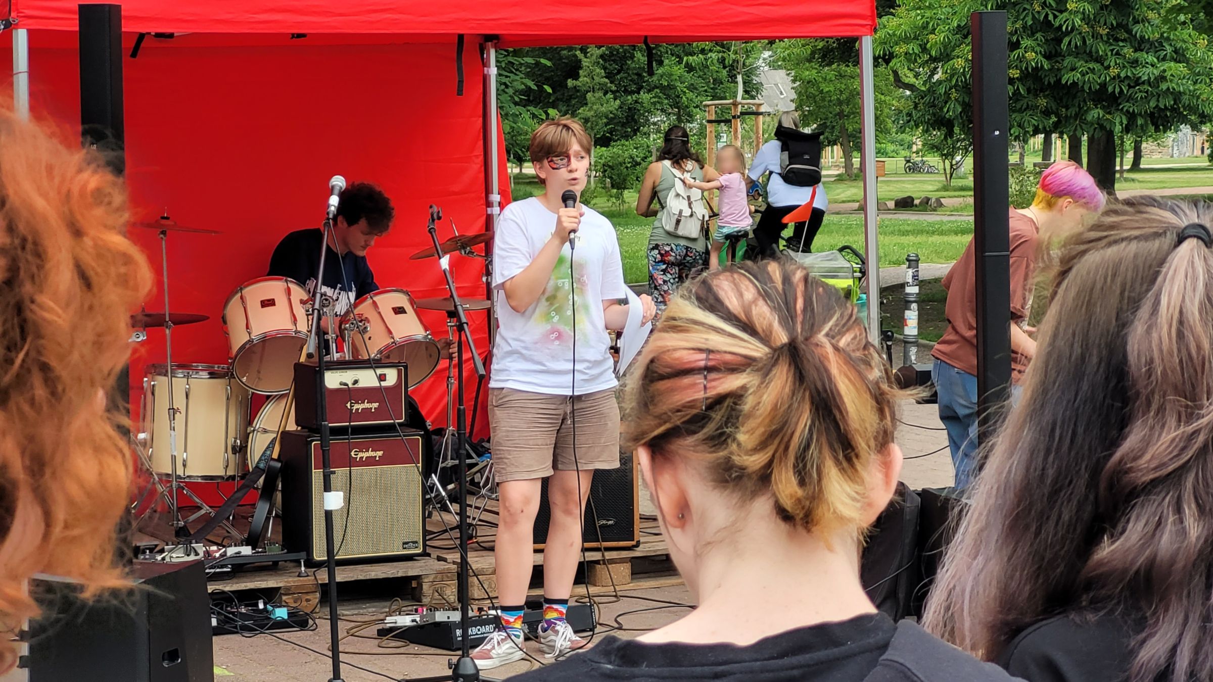 Mit Musik und Redebeiträgen wurde der Landesaktionstag der Freiwilligendienste auf dem Alaunplatz gefeiert. Foto: Fachstelle Freiwilligendienste Sachsen