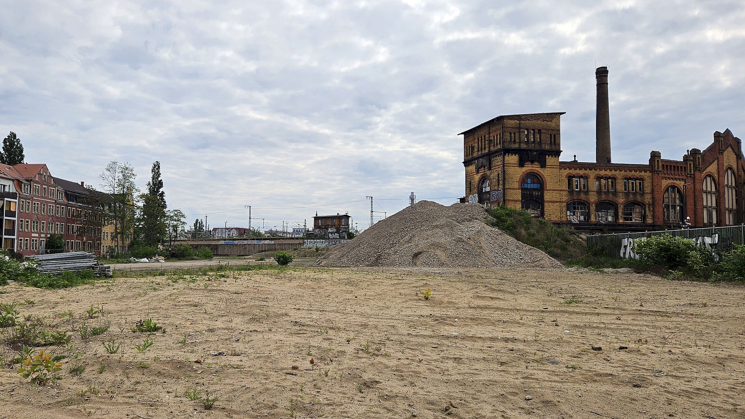 Das kleine Wäldchen wurde abgeholzt, ansonsten liegt die Fläche an der Hansastraße brach. Foto: Anton Launer