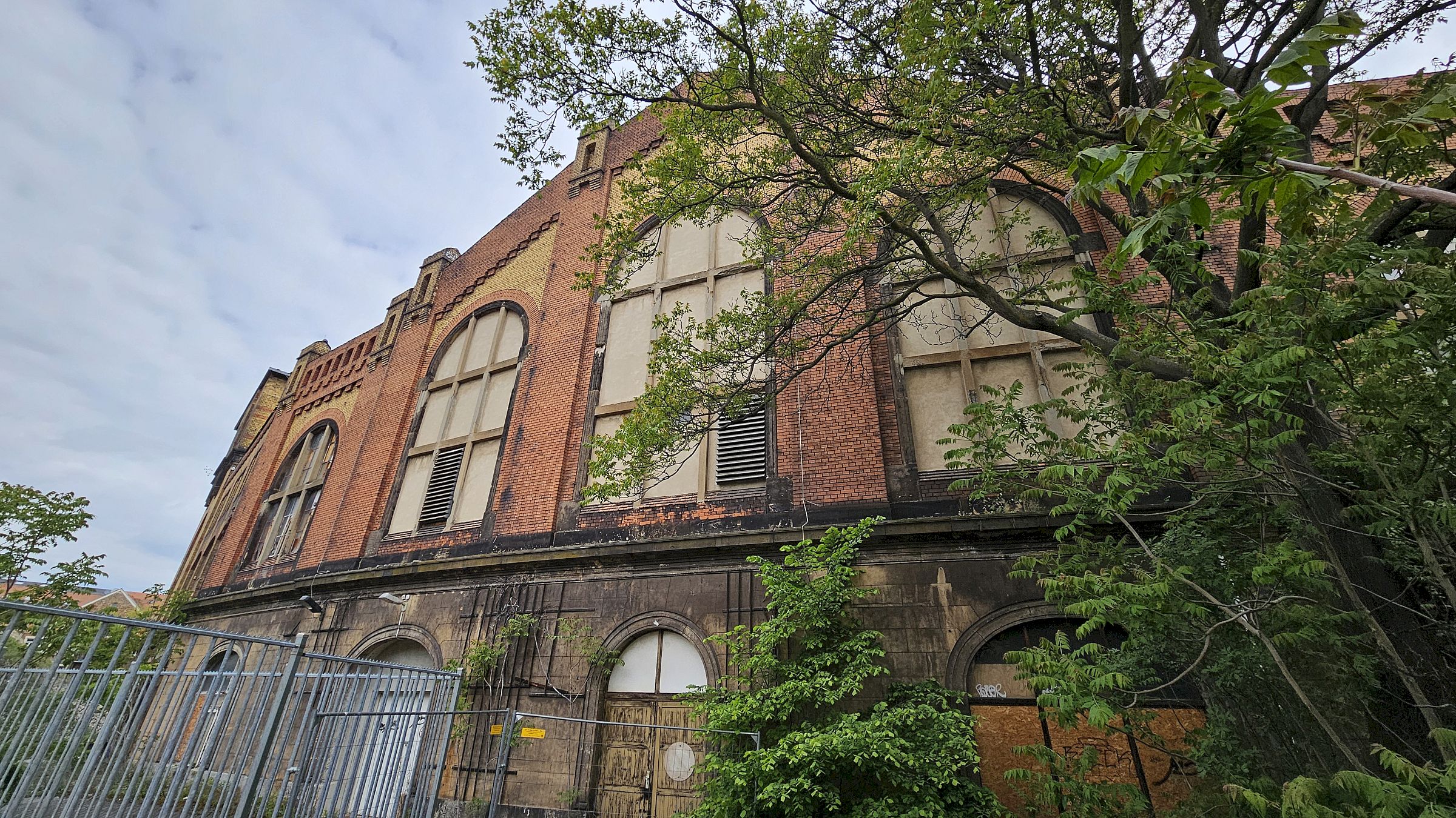 In dem alten Lokschuppen sollte nach den bisherigen Plänen auch Platz für den Sportverein Motor Mickten sein. Foto: Anton Launer