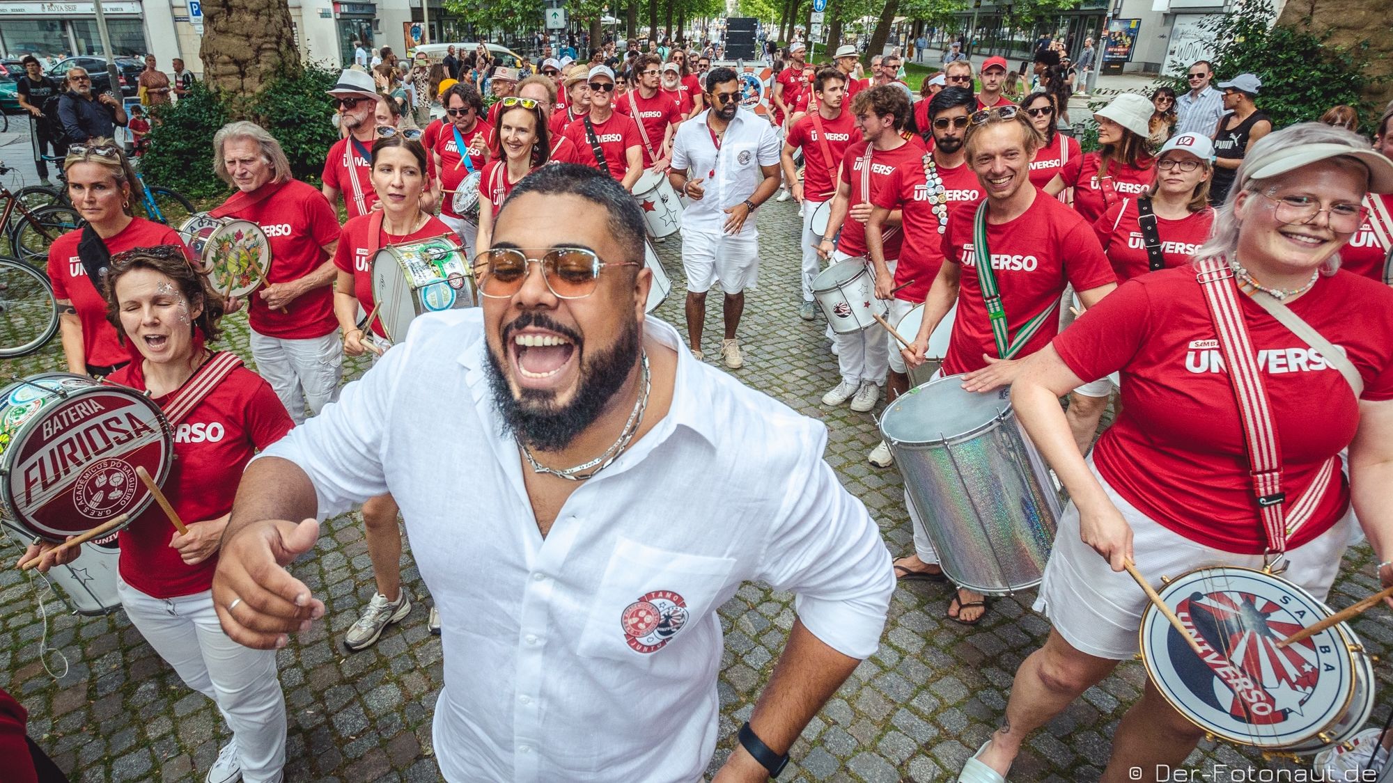 Samba-Universo-Umzug auf der Hauptstraße im Sommer 2024 - Foto: Der Fotonaut