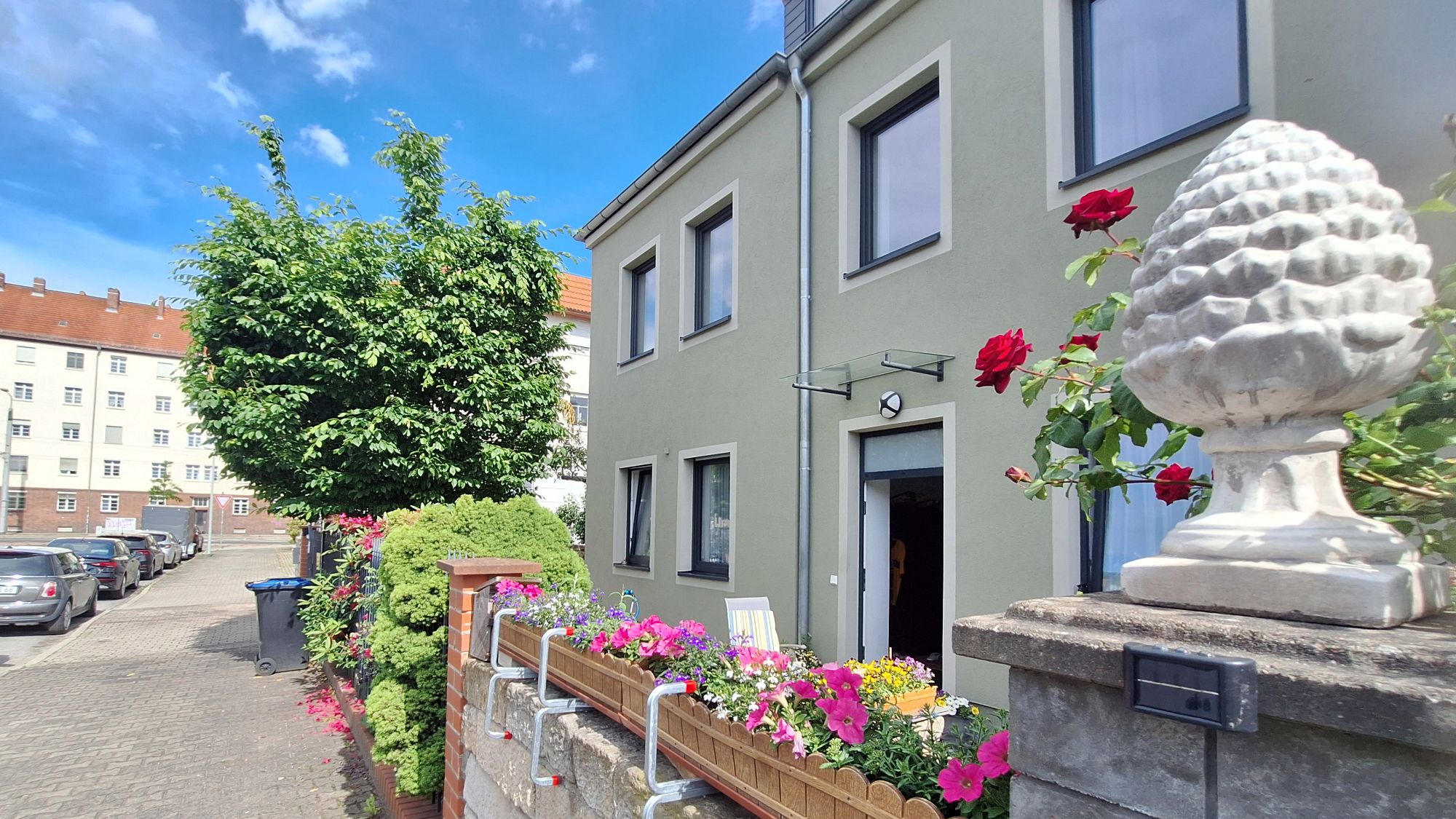 Die eine Seite ist bewohnt, saniert und blüht gerade frisch auf.