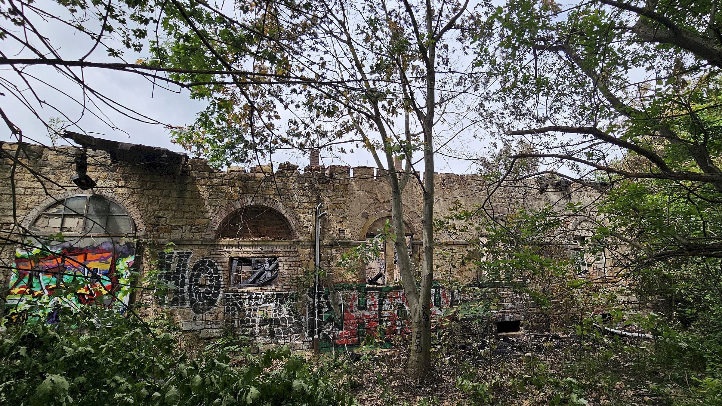 Das leerstehende Gebäude auf dem Gelände des Alten Leipziger Bahnhofs - Foto: Anton Launer
